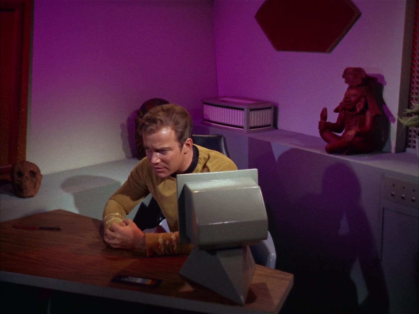 ariane179254_StarTrek_2x13_Obsession_1448.jpg