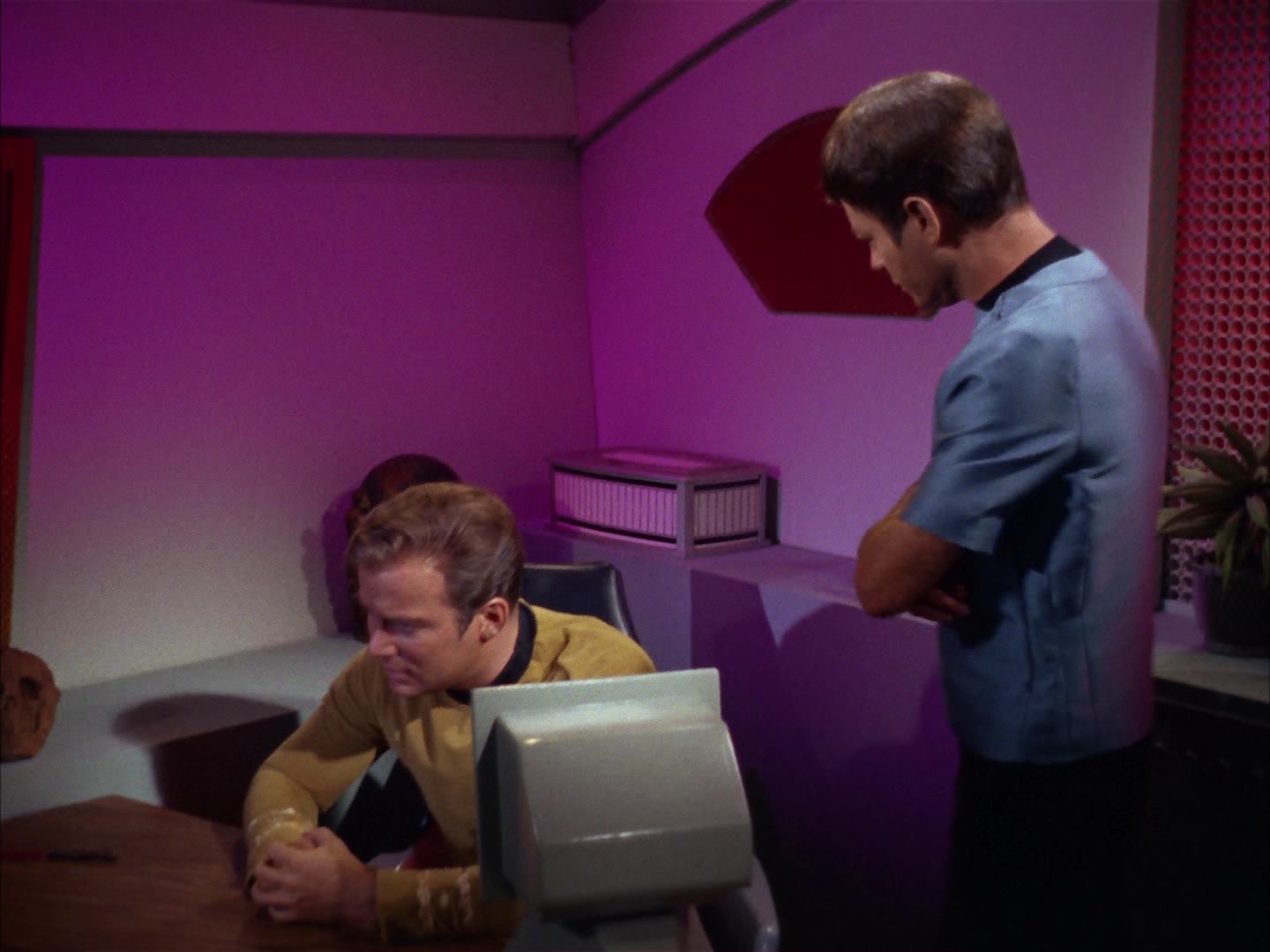 ariane179254_StarTrek_2x13_Obsession_1452.jpg