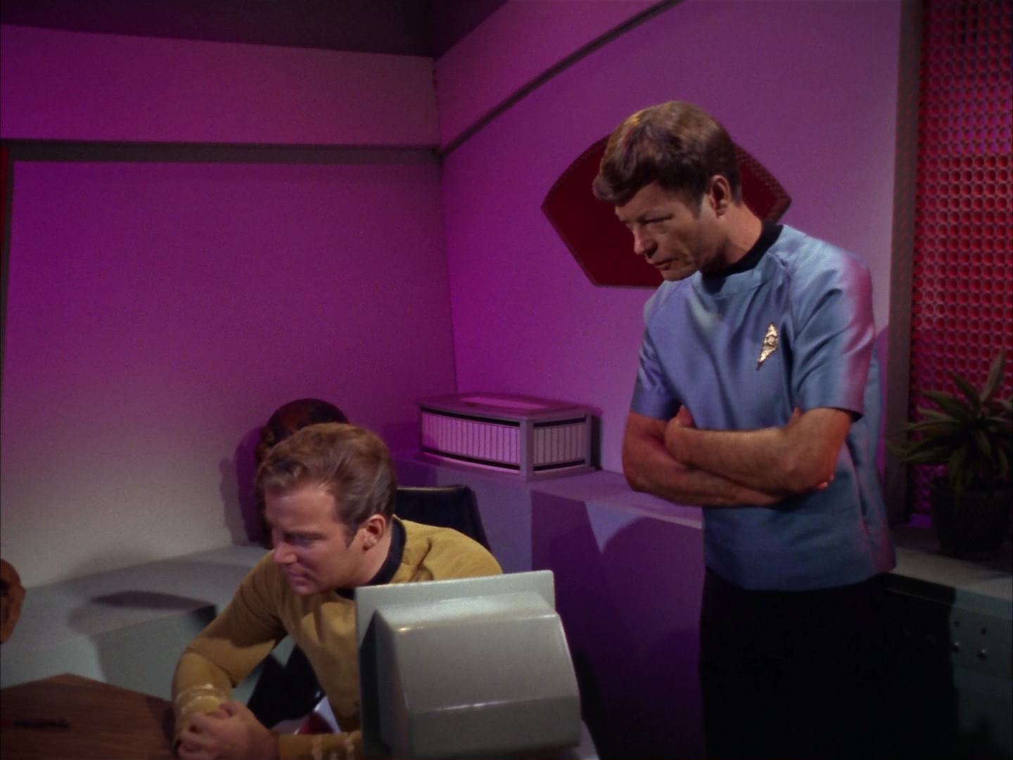 ariane179254_StarTrek_2x13_Obsession_1453.jpg