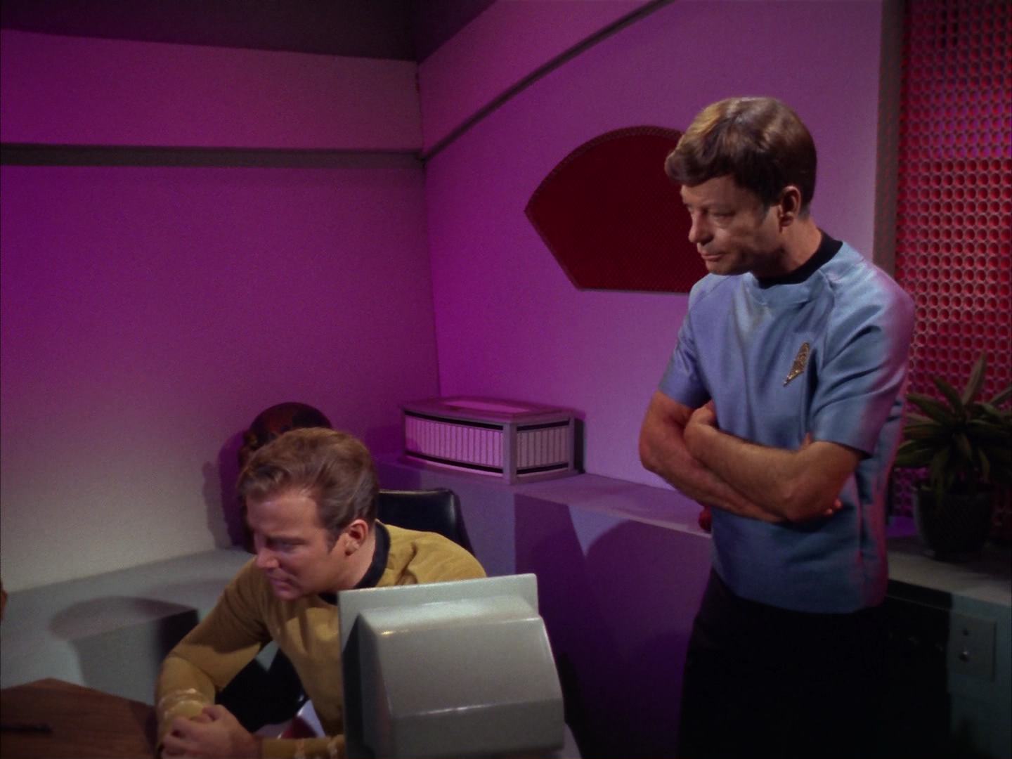 ariane179254_StarTrek_2x13_Obsession_1454.jpg