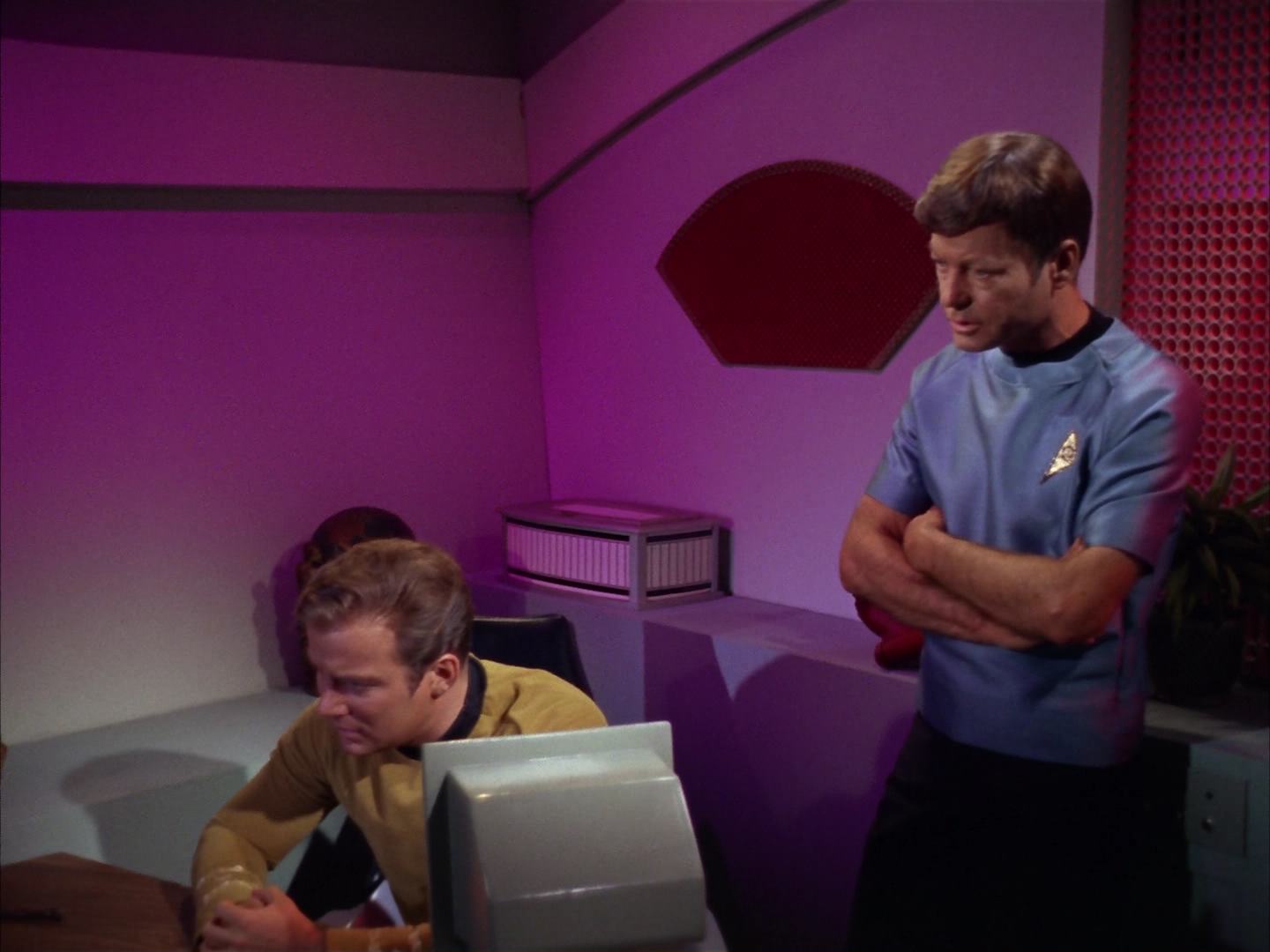 ariane179254_StarTrek_2x13_Obsession_1455.jpg