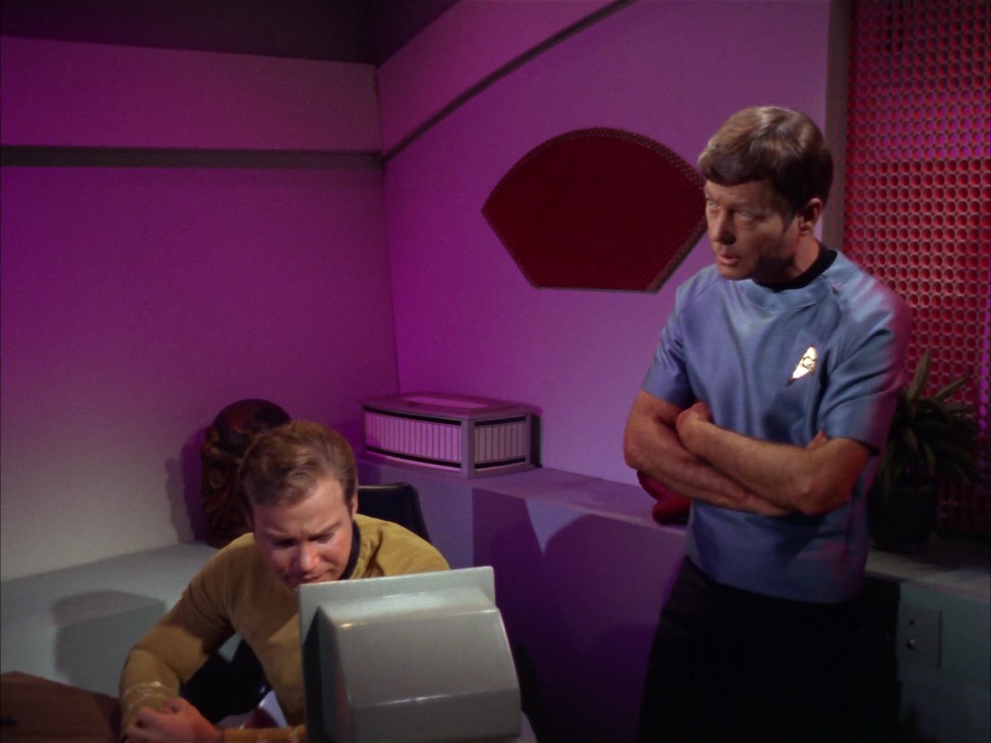 ariane179254_StarTrek_2x13_Obsession_1457.jpg