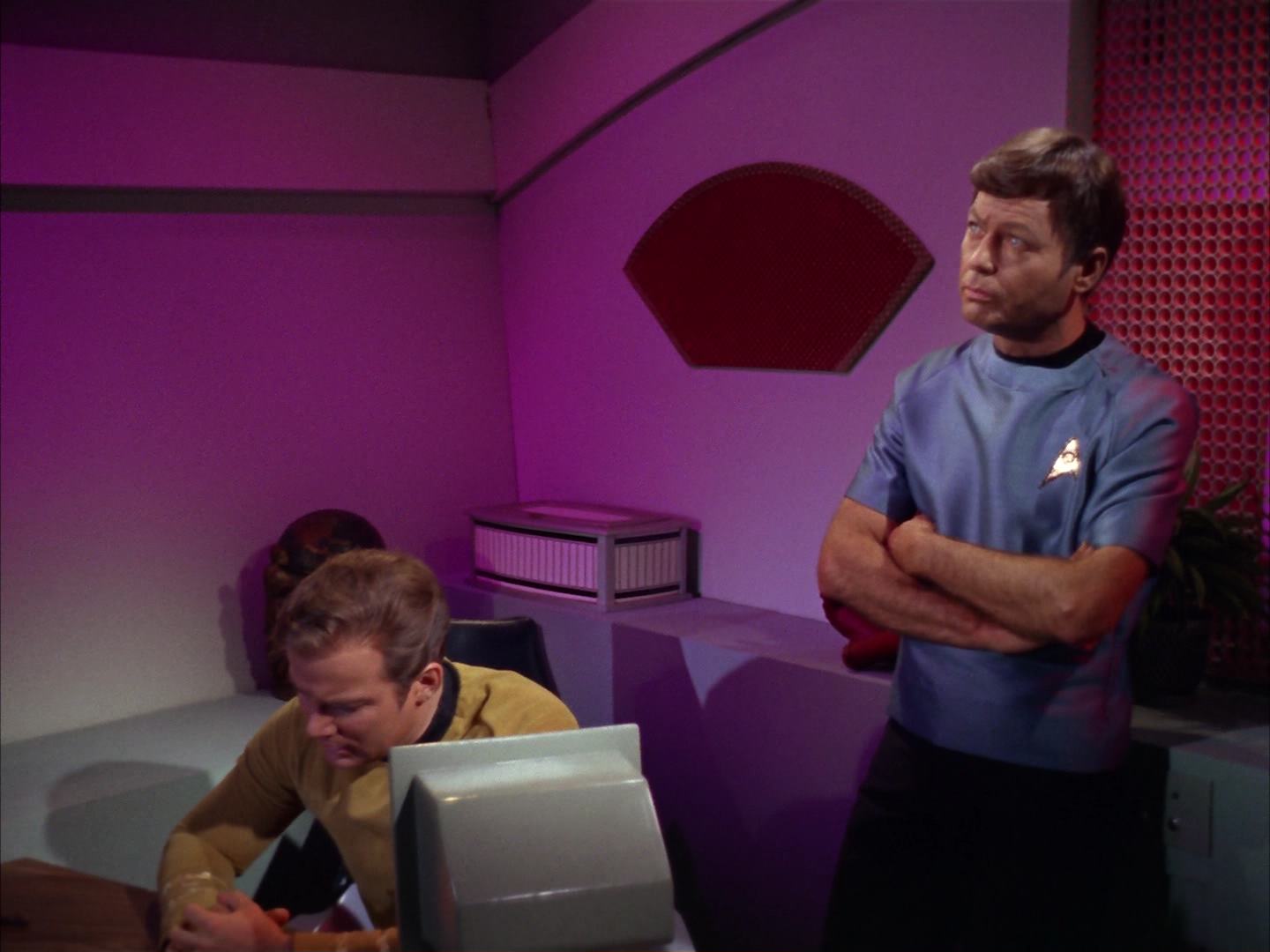 ariane179254_StarTrek_2x13_Obsession_1459.jpg