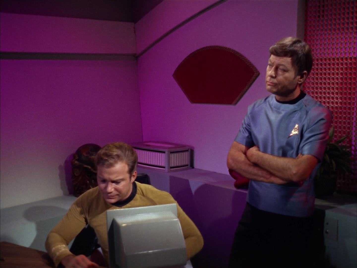 ariane179254_StarTrek_2x13_Obsession_1461.jpg