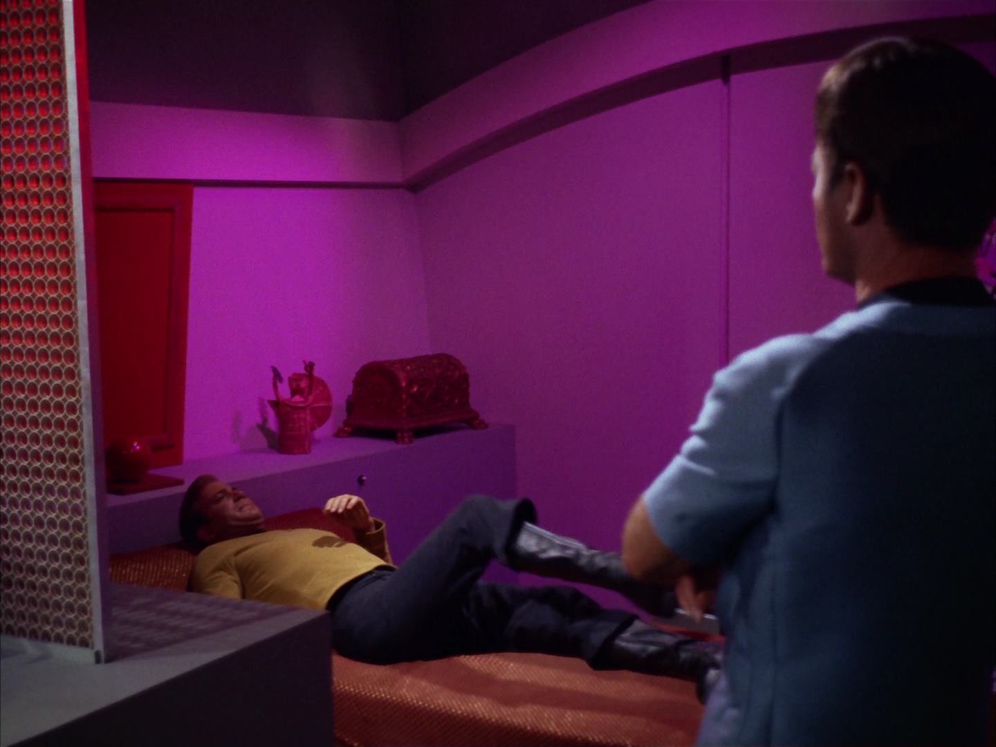 ariane179254_StarTrek_2x13_Obsession_1482.jpg