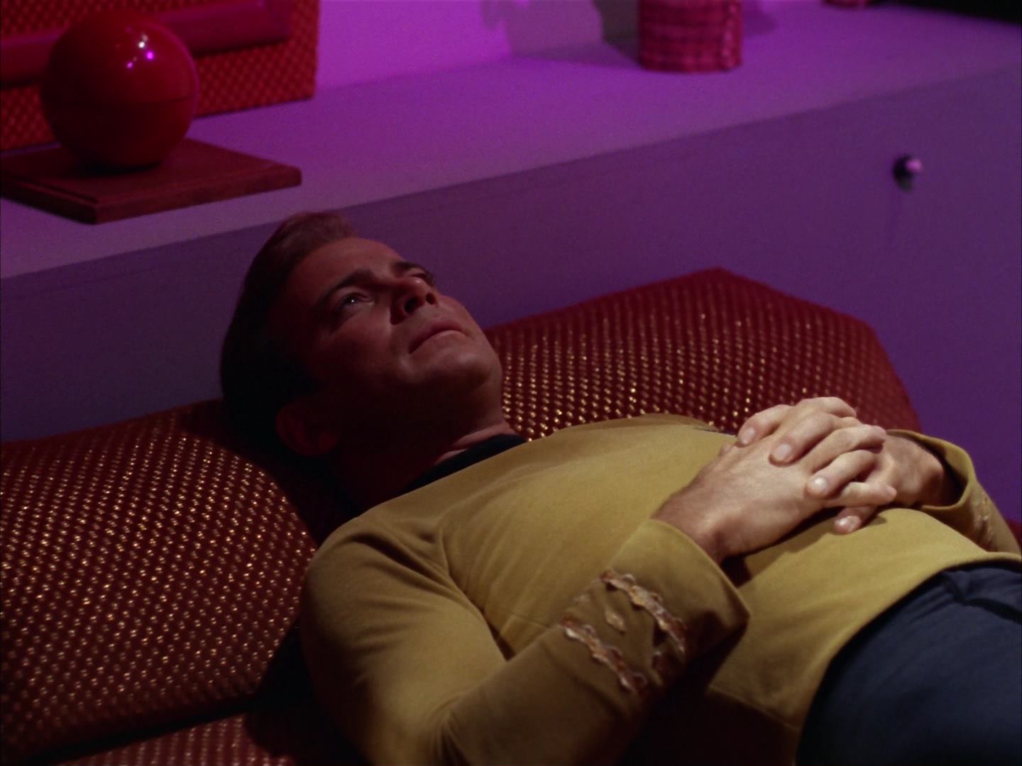 ariane179254_StarTrek_2x13_Obsession_1503.jpg