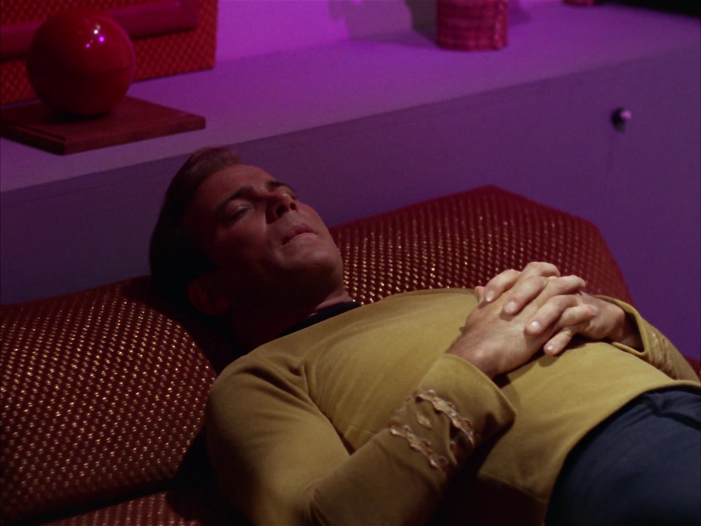 ariane179254_StarTrek_2x13_Obsession_1505.jpg