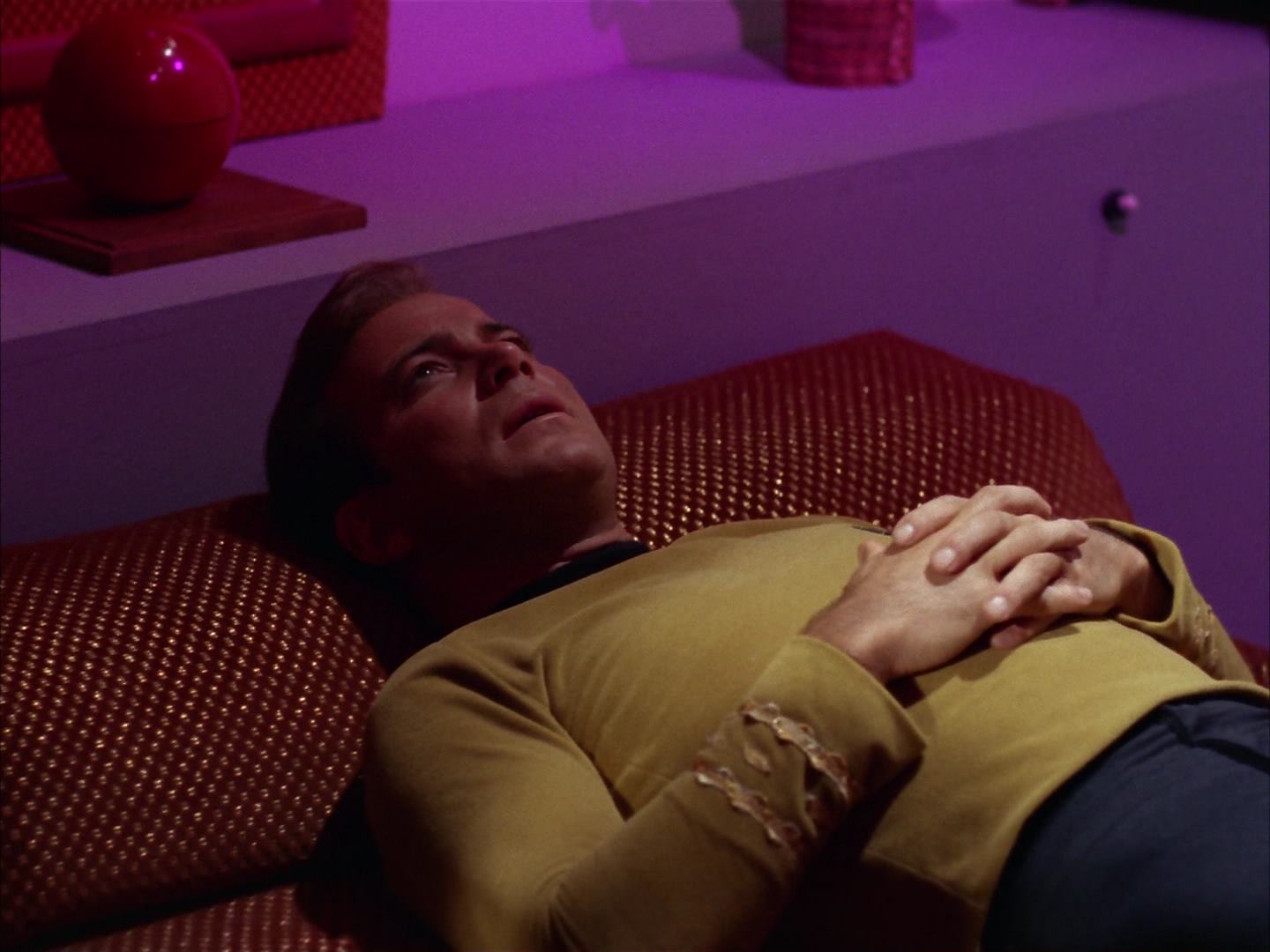 ariane179254_StarTrek_2x13_Obsession_1517.jpg