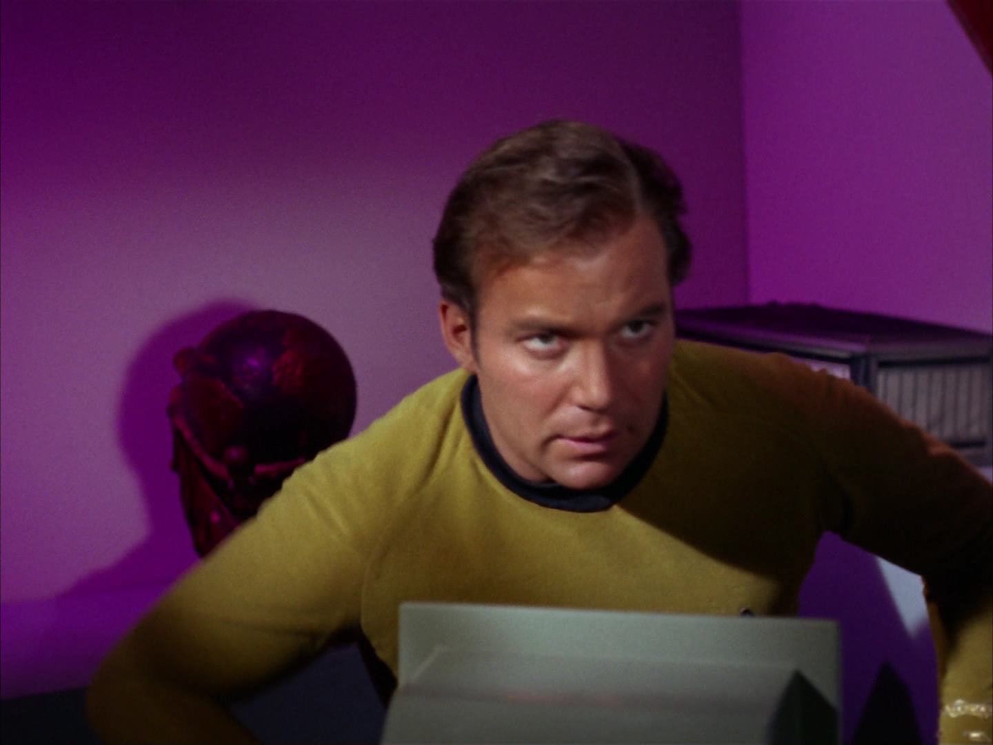 ariane179254_StarTrek_2x13_Obsession_1685.jpg
