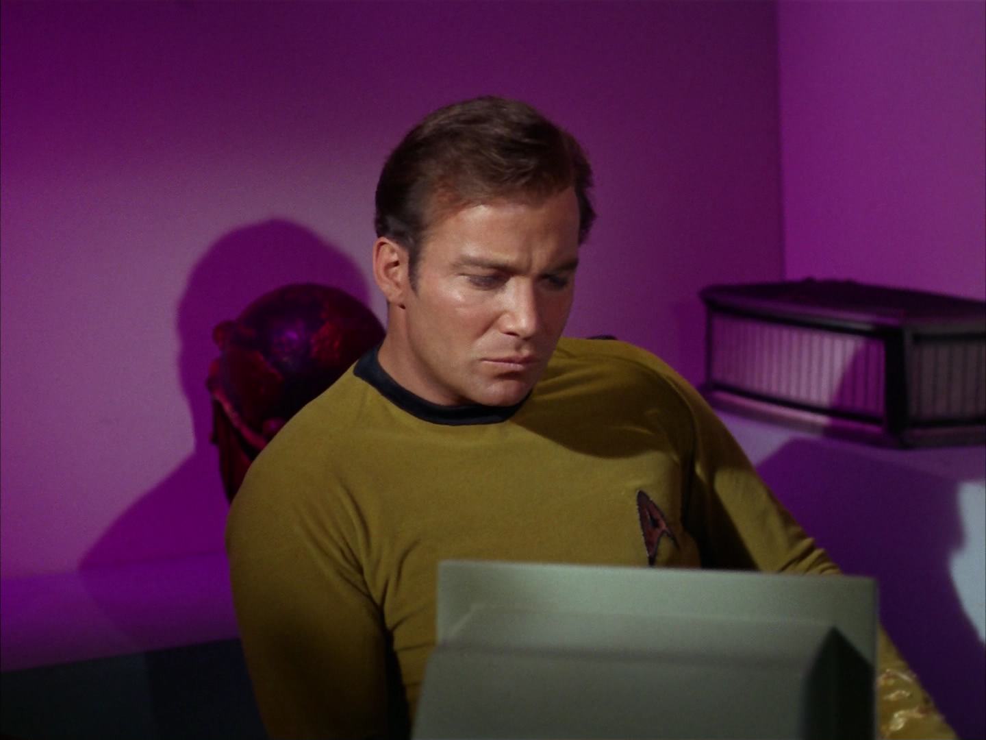 ariane179254_StarTrek_2x13_Obsession_1749.jpg