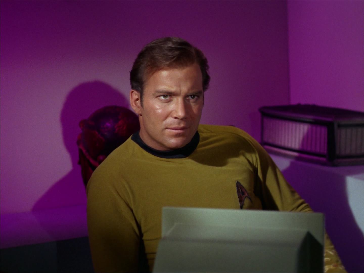 ariane179254_StarTrek_2x13_Obsession_1774.jpg