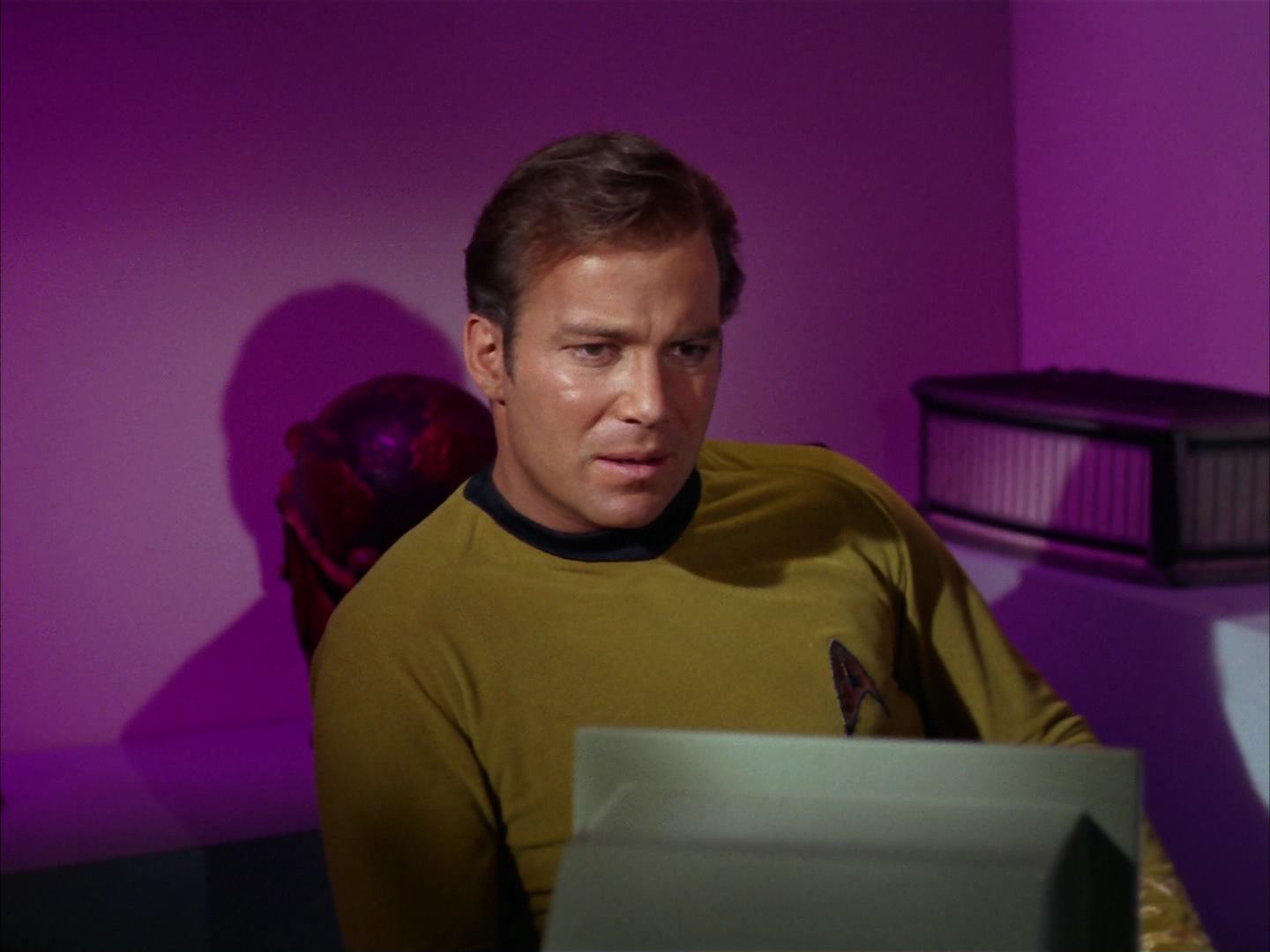 ariane179254_StarTrek_2x13_Obsession_1785.jpg