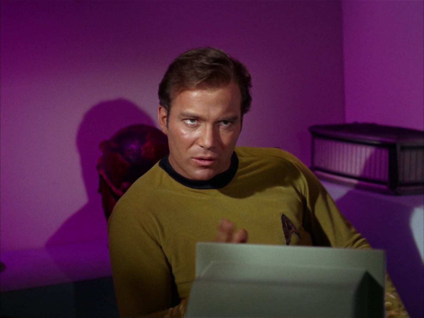 ariane179254_StarTrek_2x13_Obsession_1791.jpg