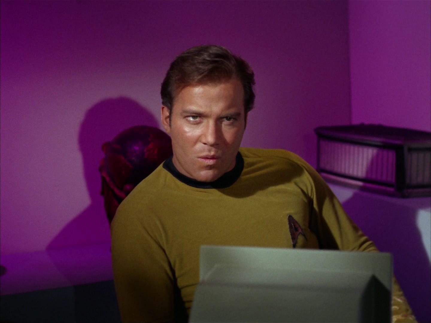 ariane179254_StarTrek_2x13_Obsession_1804.jpg