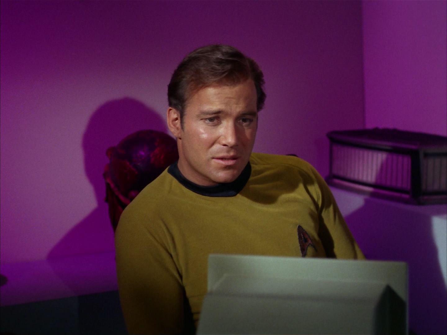 ariane179254_StarTrek_2x13_Obsession_1812.jpg