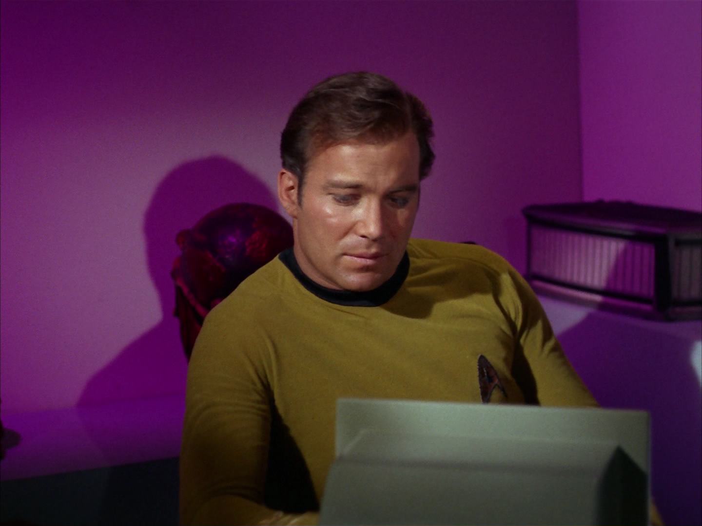 ariane179254_StarTrek_2x13_Obsession_1824.jpg