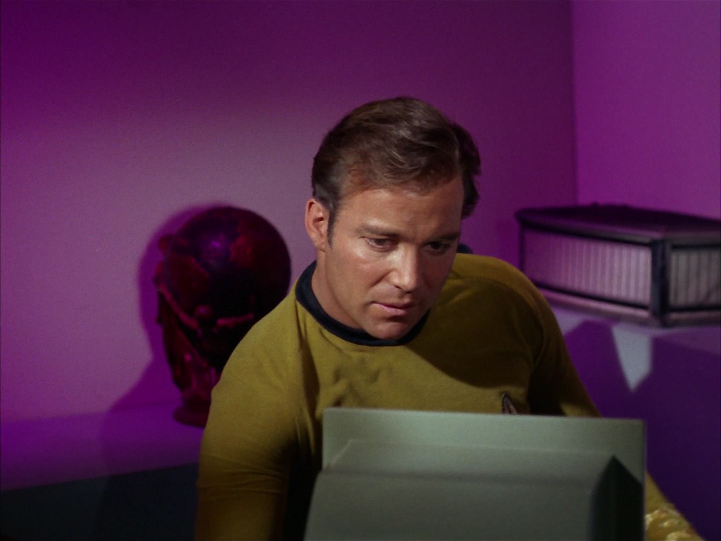 ariane179254_StarTrek_2x13_Obsession_1826.jpg