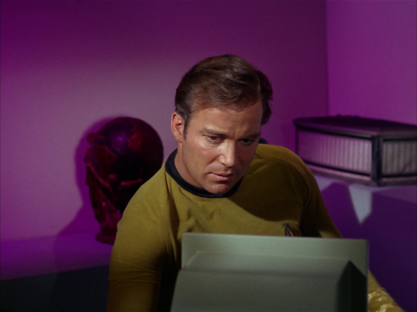 ariane179254_StarTrek_2x13_Obsession_1829.jpg