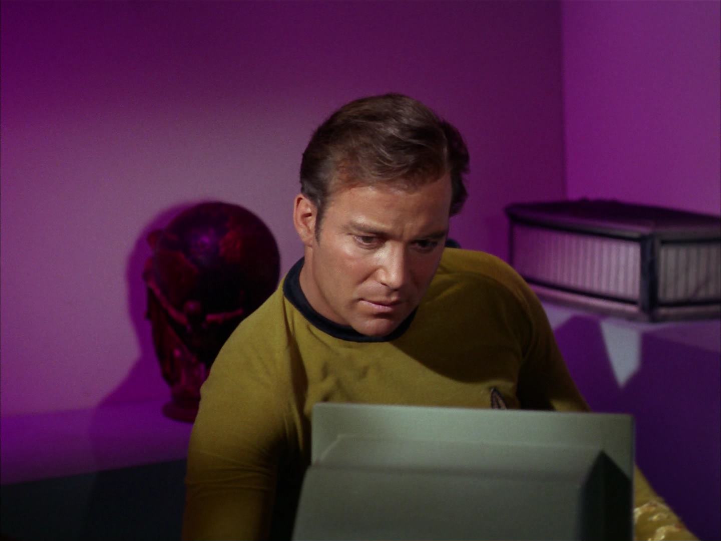 ariane179254_StarTrek_2x13_Obsession_1831.jpg