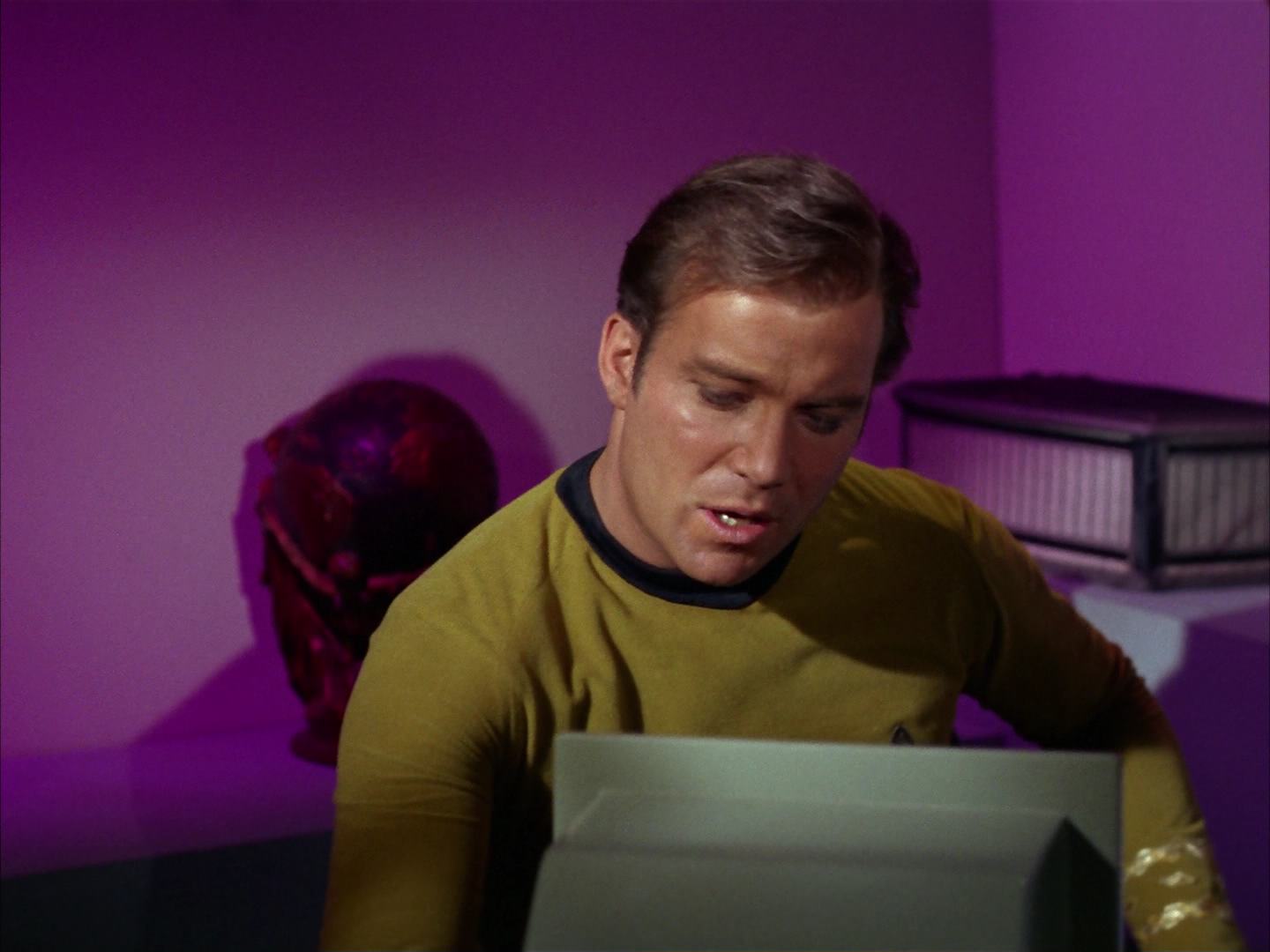 ariane179254_StarTrek_2x13_Obsession_1834.jpg