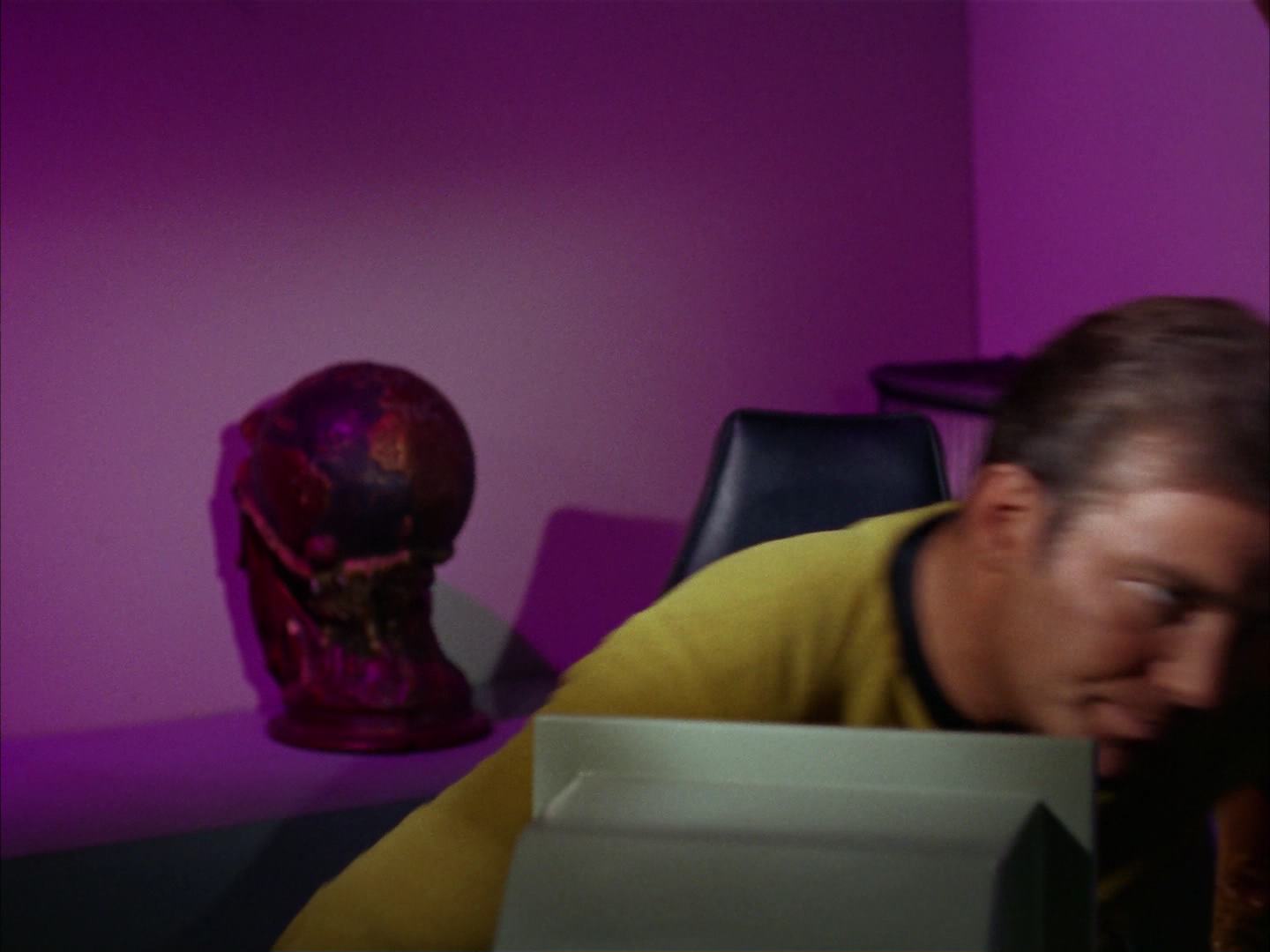 ariane179254_StarTrek_2x13_Obsession_1837.jpg