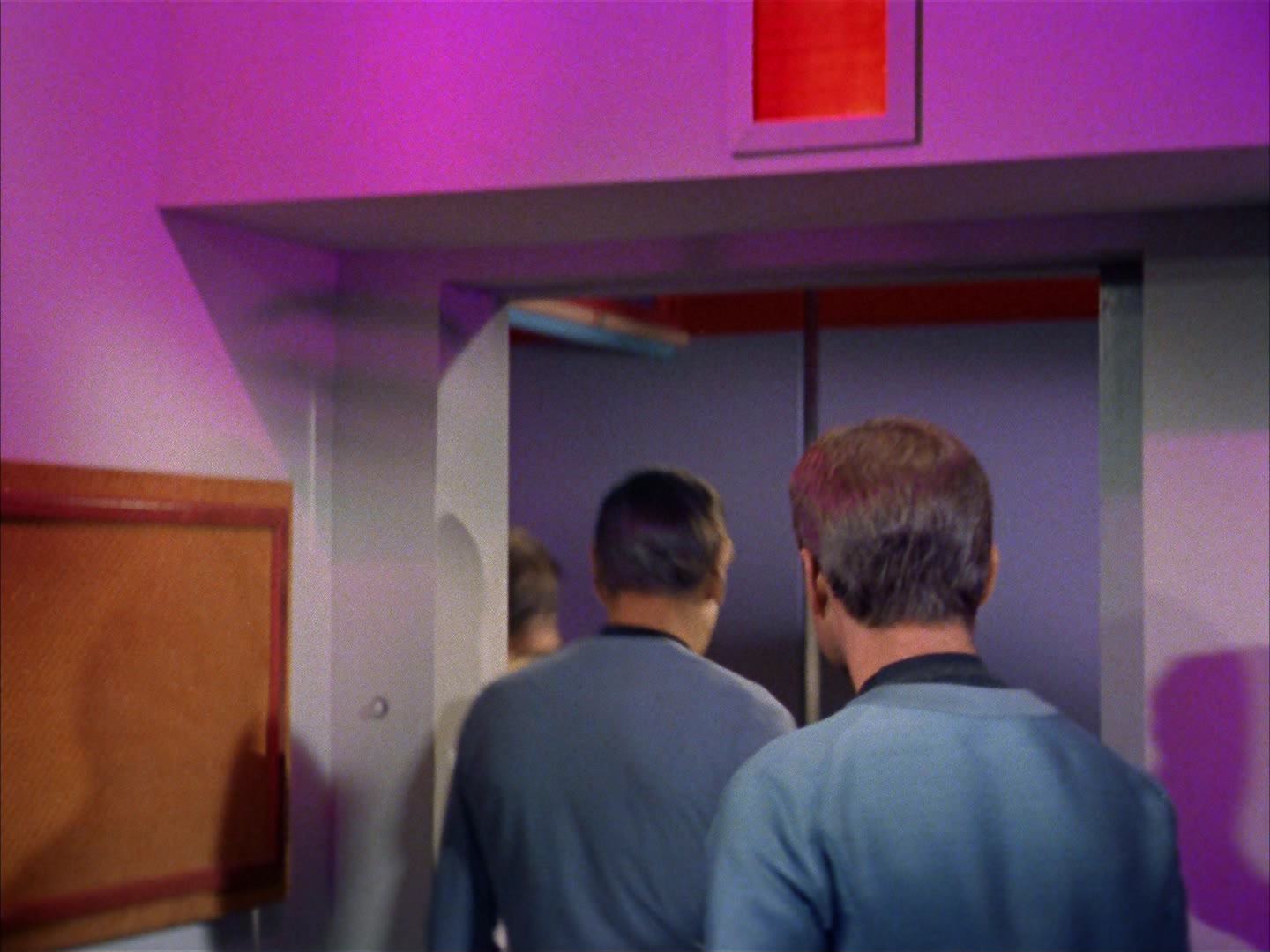 ariane179254_StarTrek_2x13_Obsession_1840.jpg