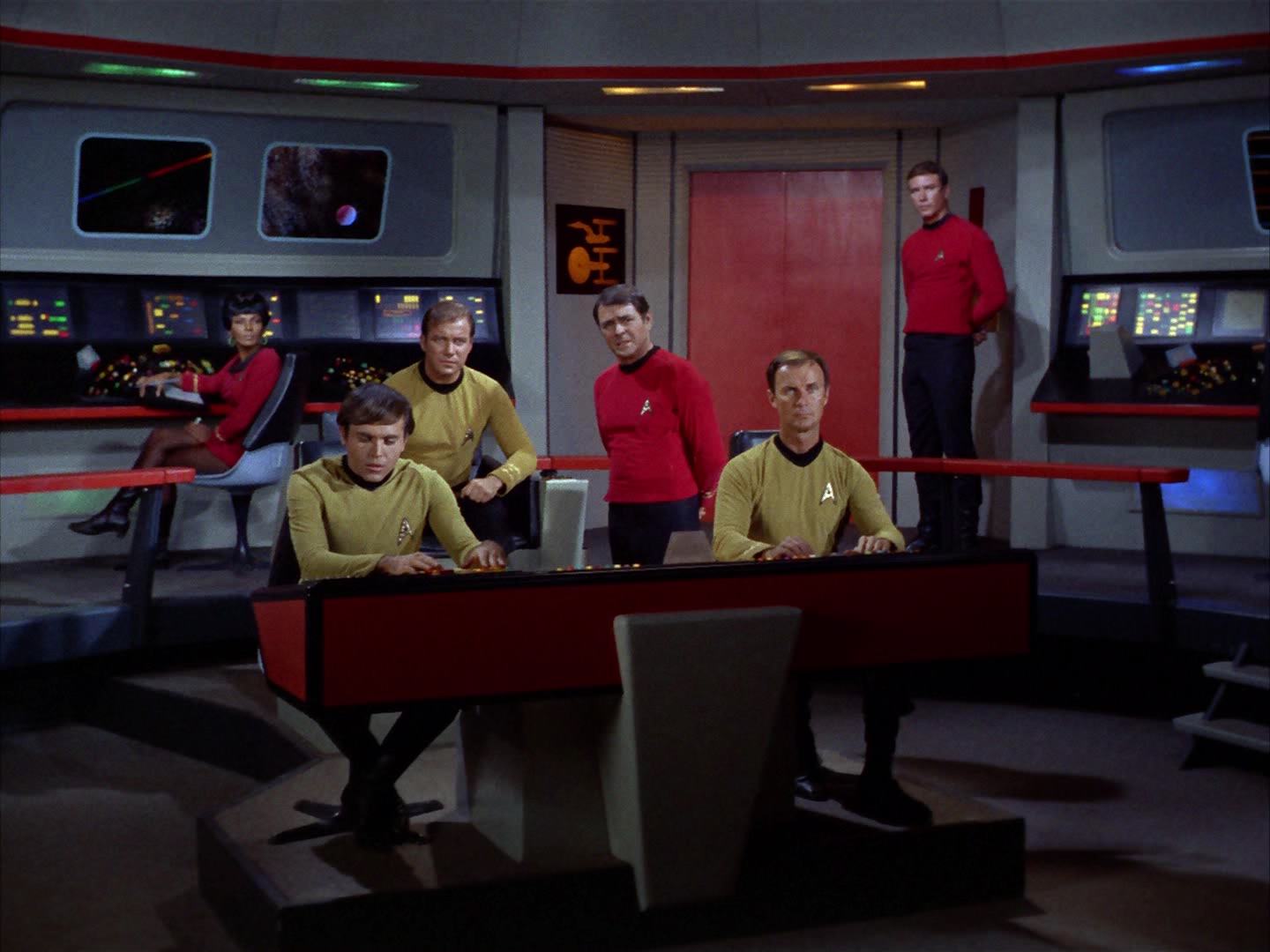 ariane179254_StarTrek_2x13_Obsession_1870.jpg