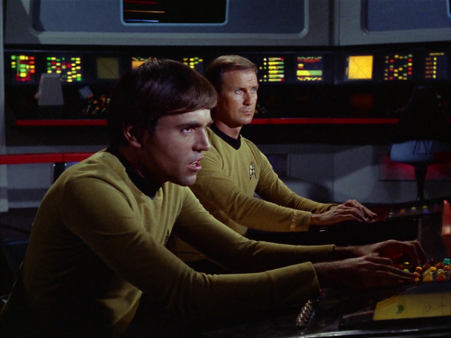 ariane179254_StarTrek_2x13_Obsession_1873.jpg