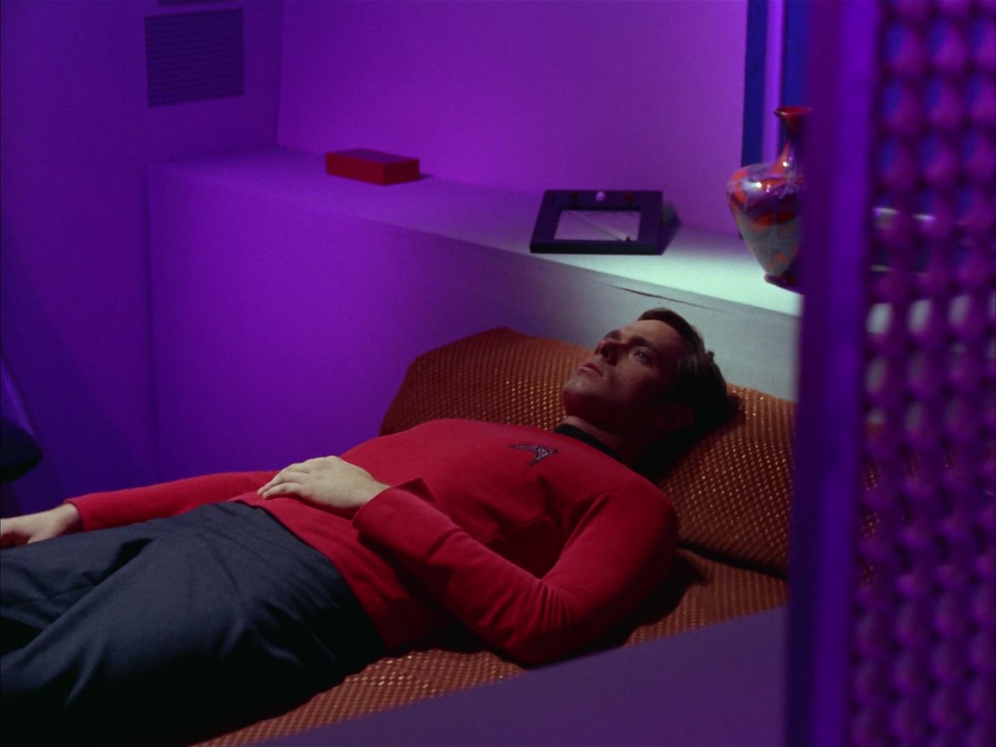 ariane179254_StarTrek_2x13_Obsession_1998.jpg