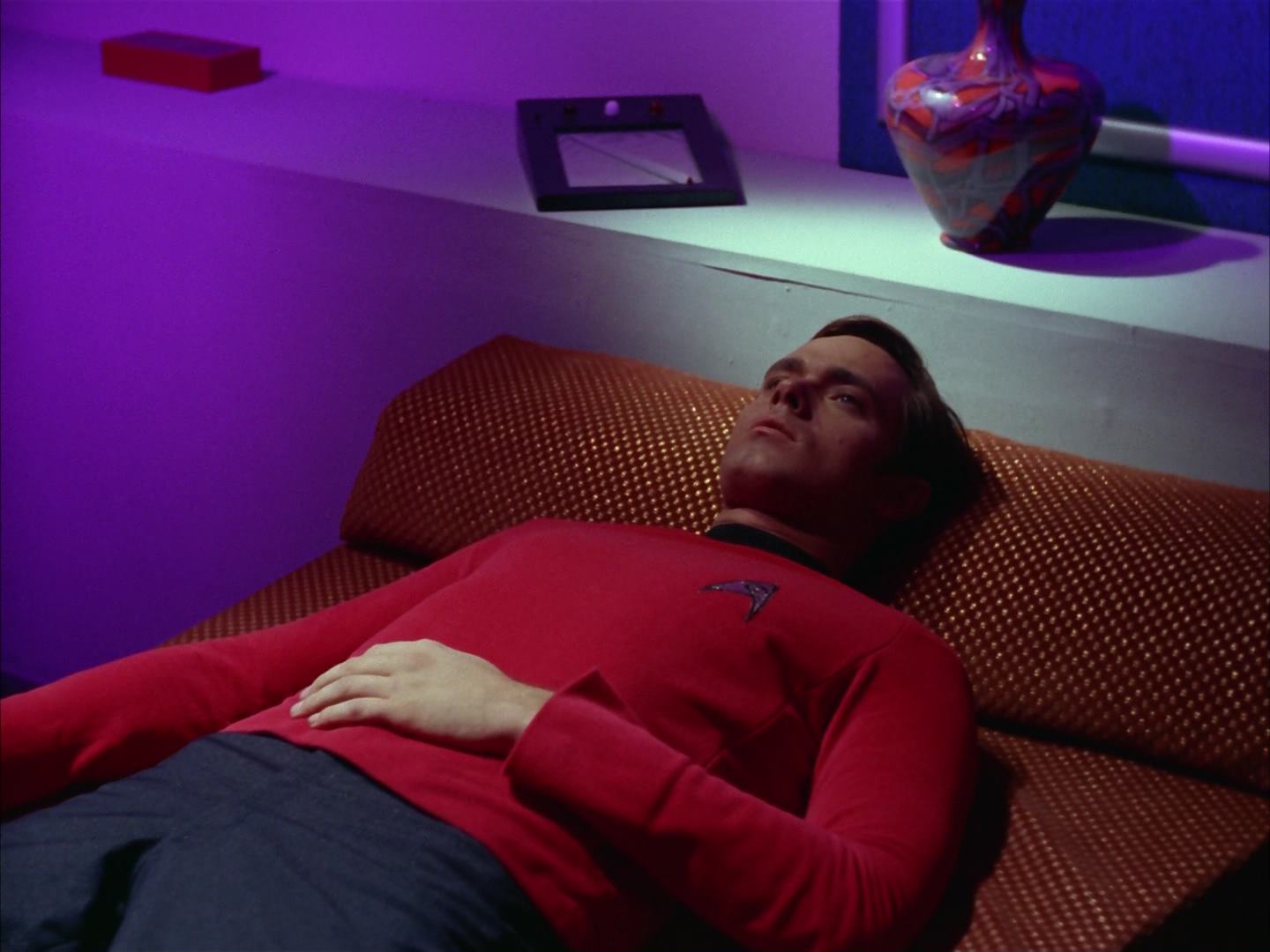 ariane179254_StarTrek_2x13_Obsession_2004.jpg