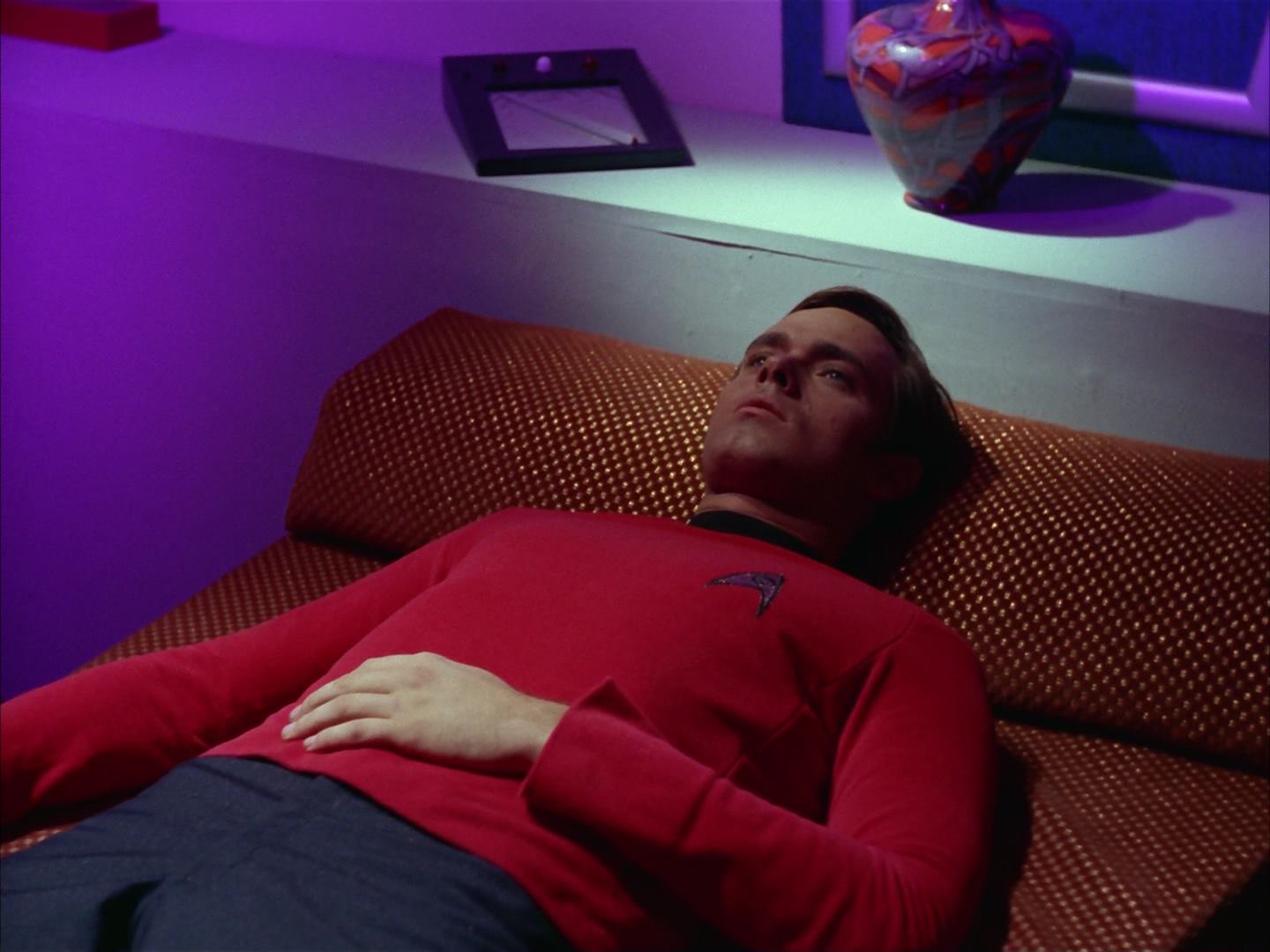 ariane179254_StarTrek_2x13_Obsession_2007.jpg