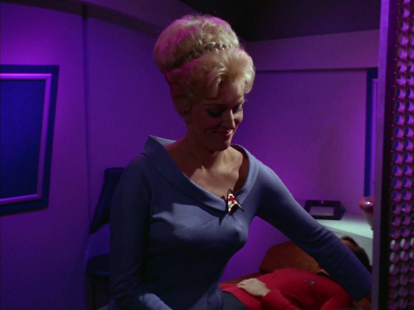 ariane179254_StarTrek_2x13_Obsession_2016.jpg
