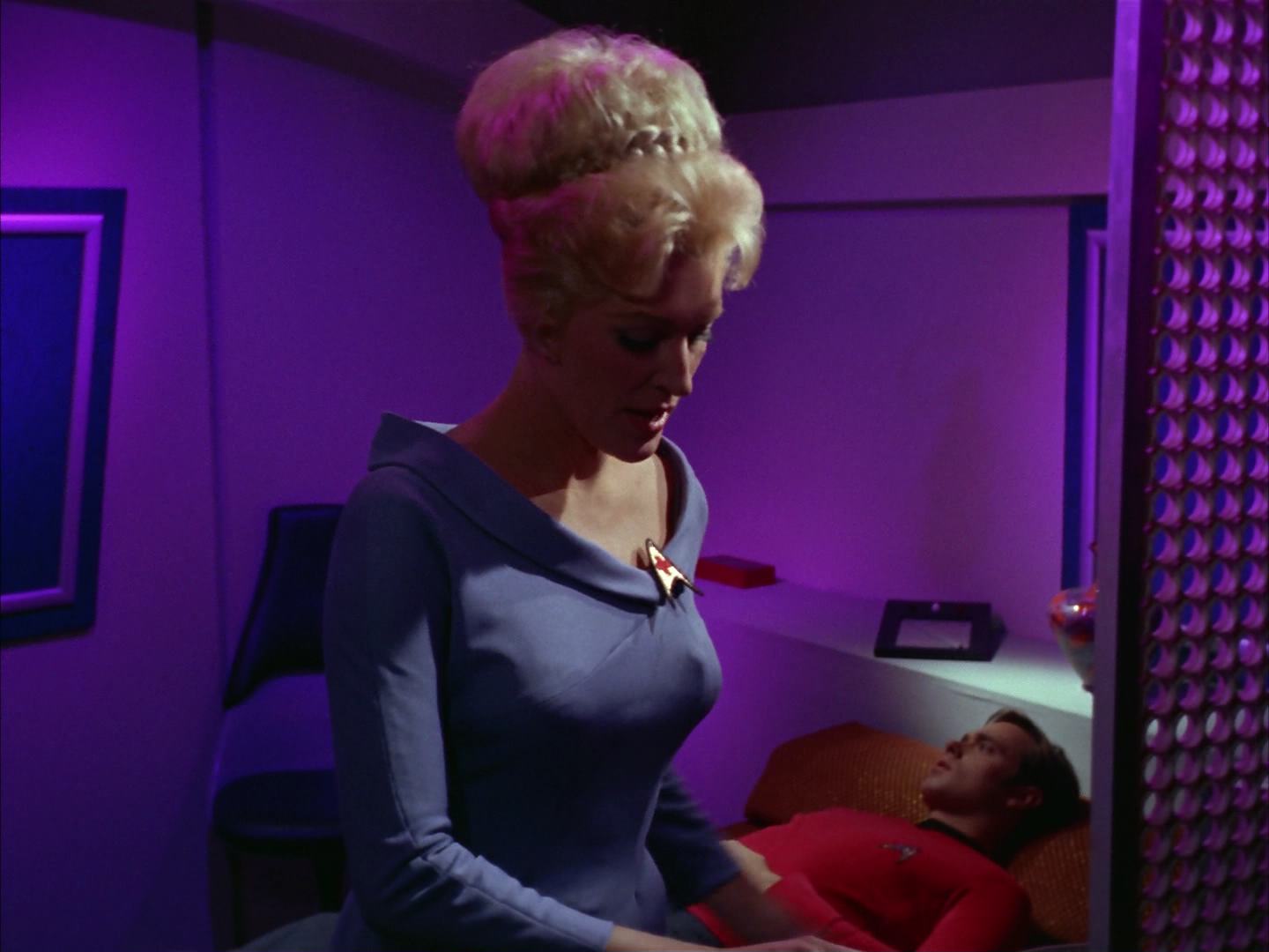 ariane179254_StarTrek_2x13_Obsession_2017.jpg