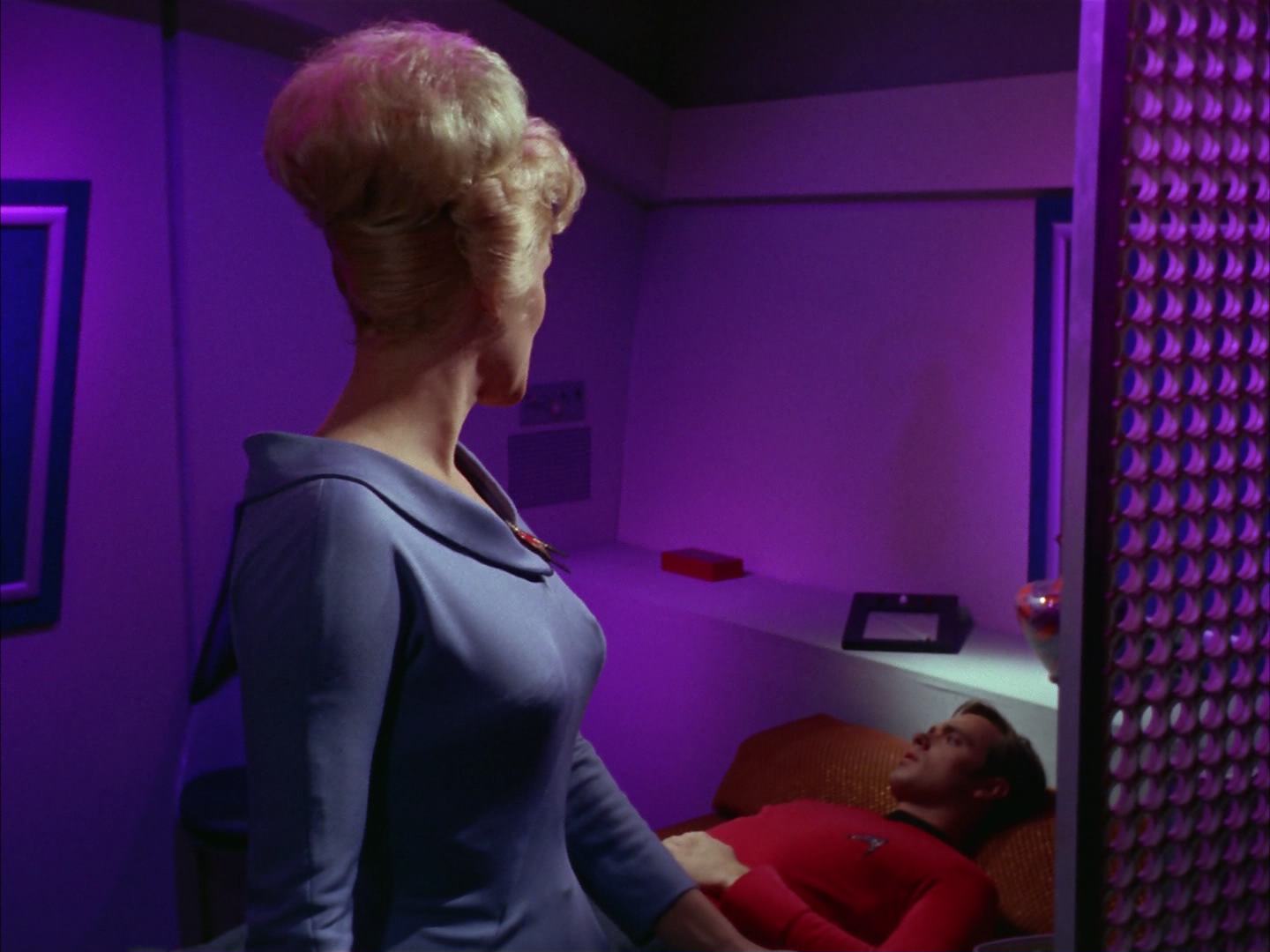 ariane179254_StarTrek_2x13_Obsession_2019.jpg
