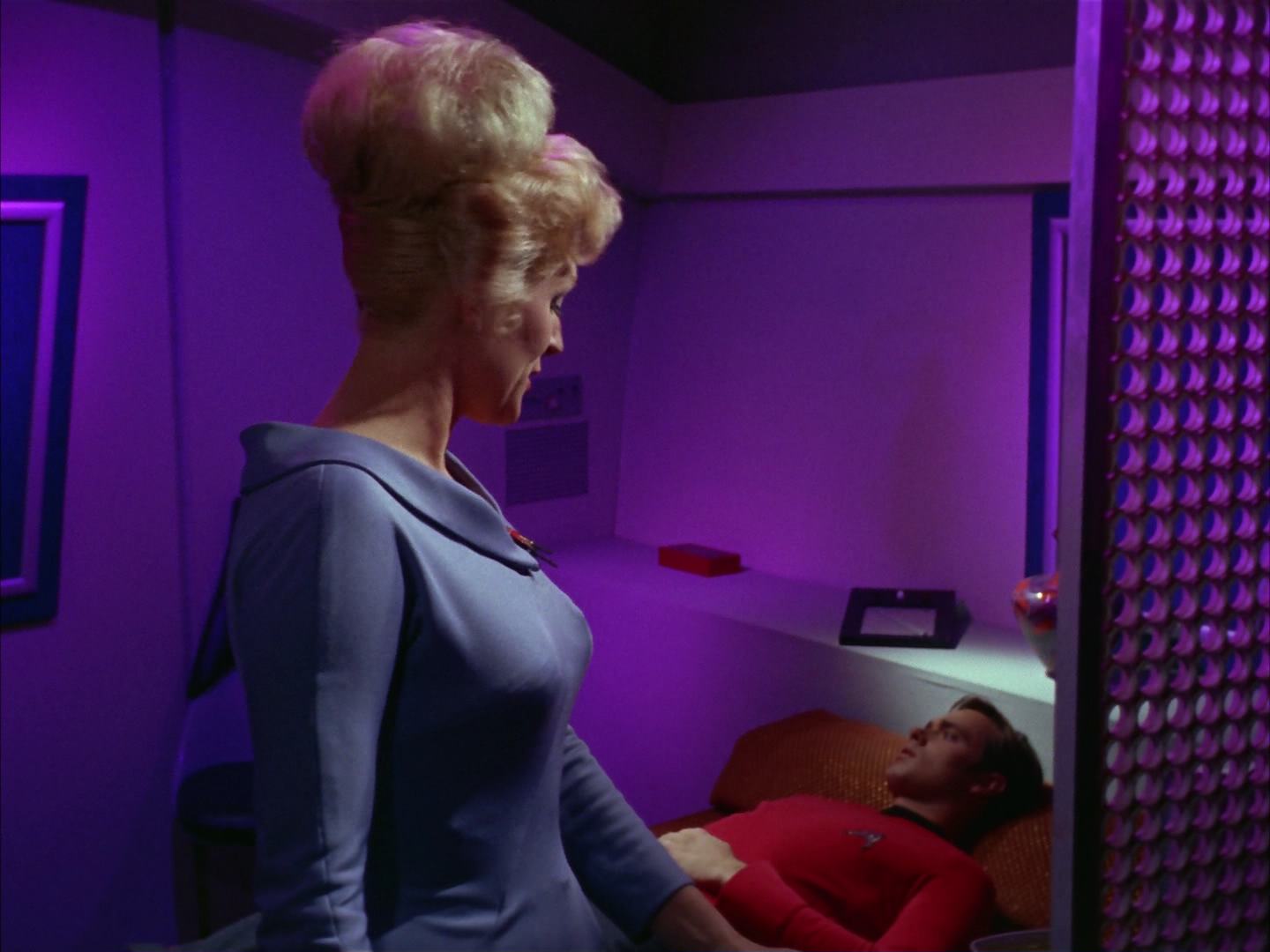 ariane179254_StarTrek_2x13_Obsession_2020.jpg