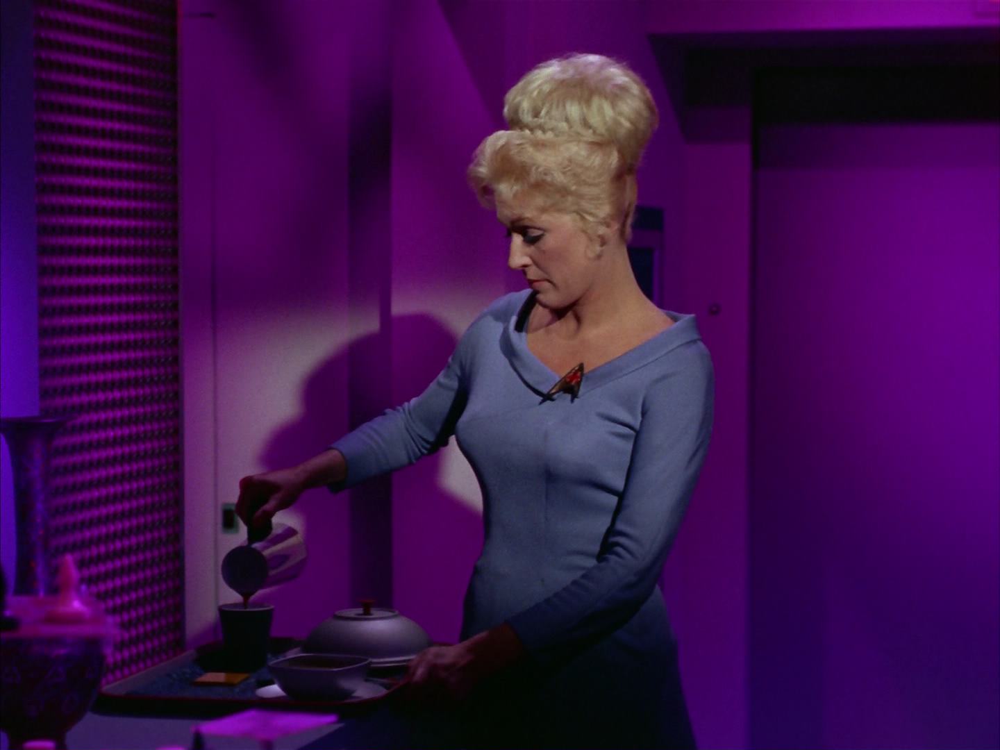 ariane179254_StarTrek_2x13_Obsession_2039.jpg