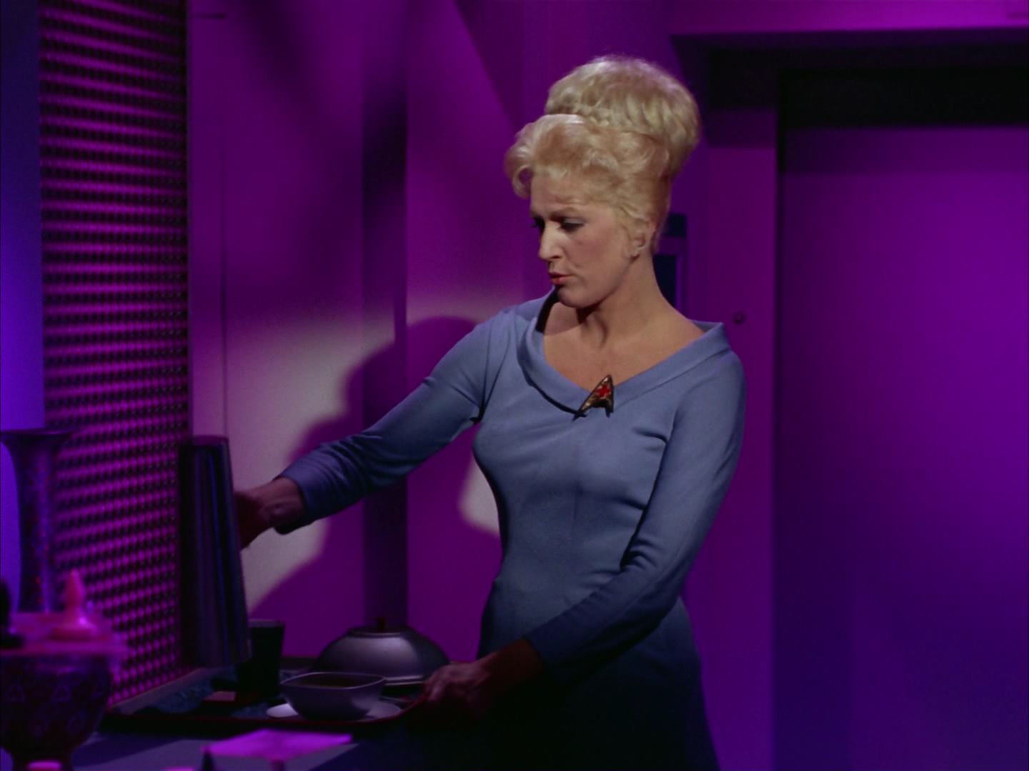 ariane179254_StarTrek_2x13_Obsession_2042.jpg