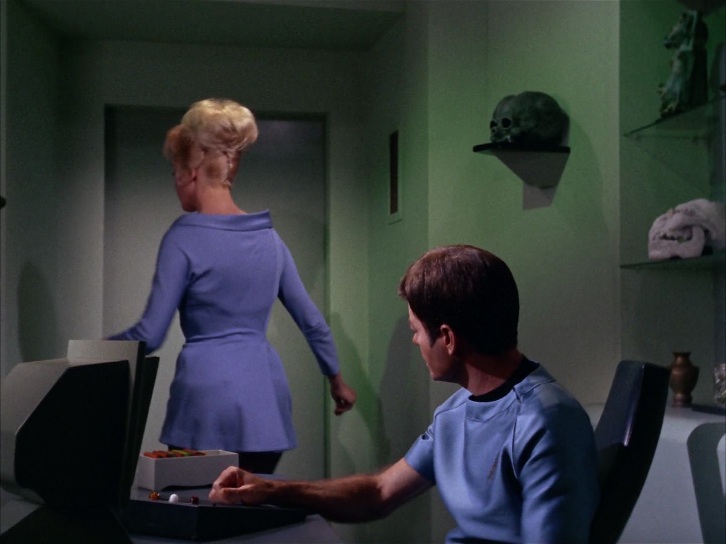 ariane179254_StarTrek_2x13_Obsession_2105.jpg