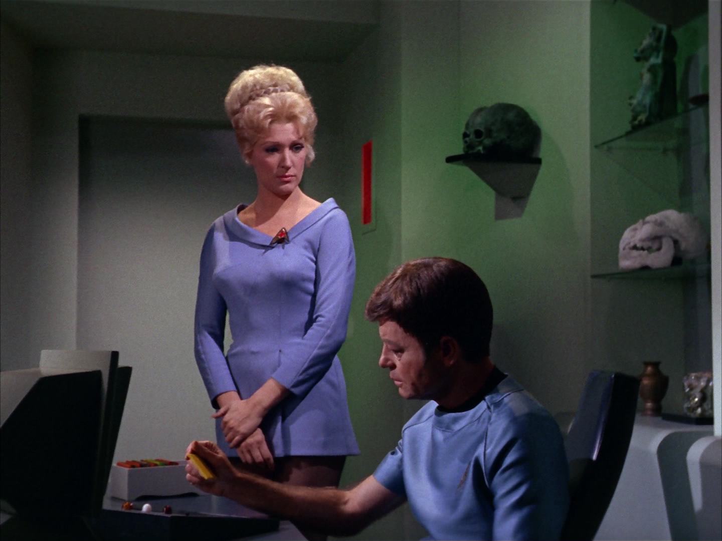 ariane179254_StarTrek_2x13_Obsession_2110.jpg