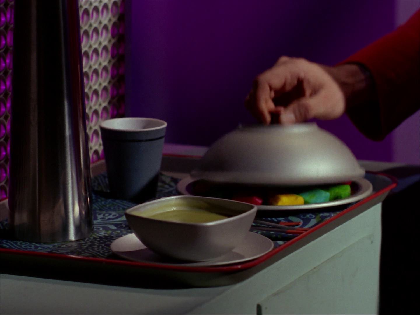 ariane179254_StarTrek_2x13_Obsession_2159.jpg
