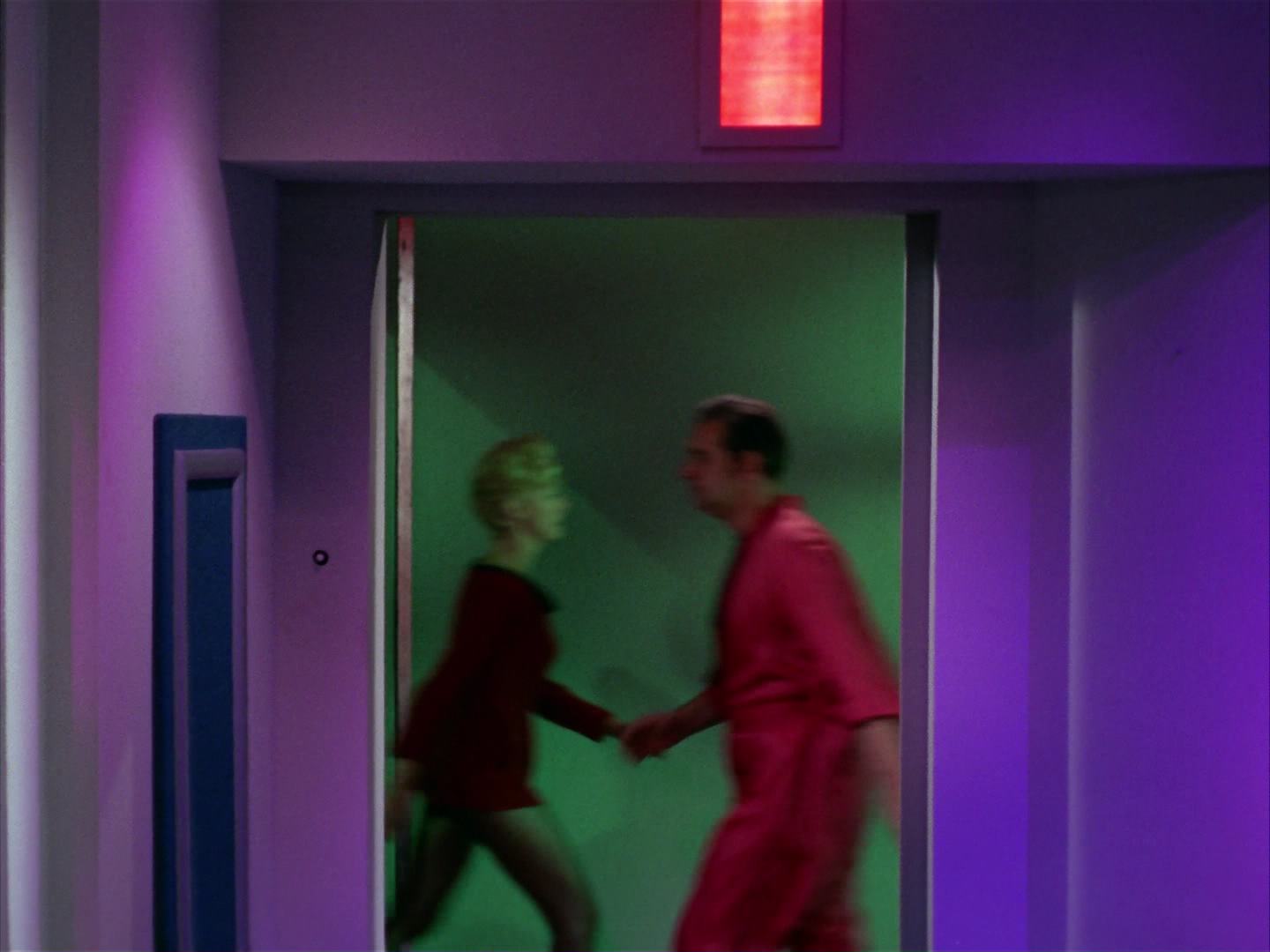ariane179254_StarTrek_2x13_Obsession_2187.jpg