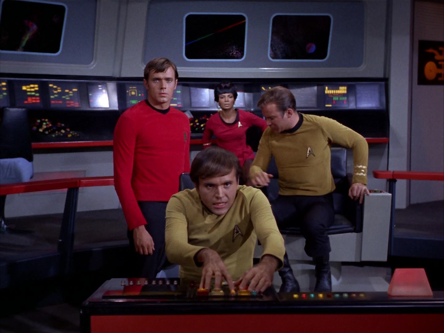 ariane179254_StarTrek_2x13_Obsession_2273.jpg