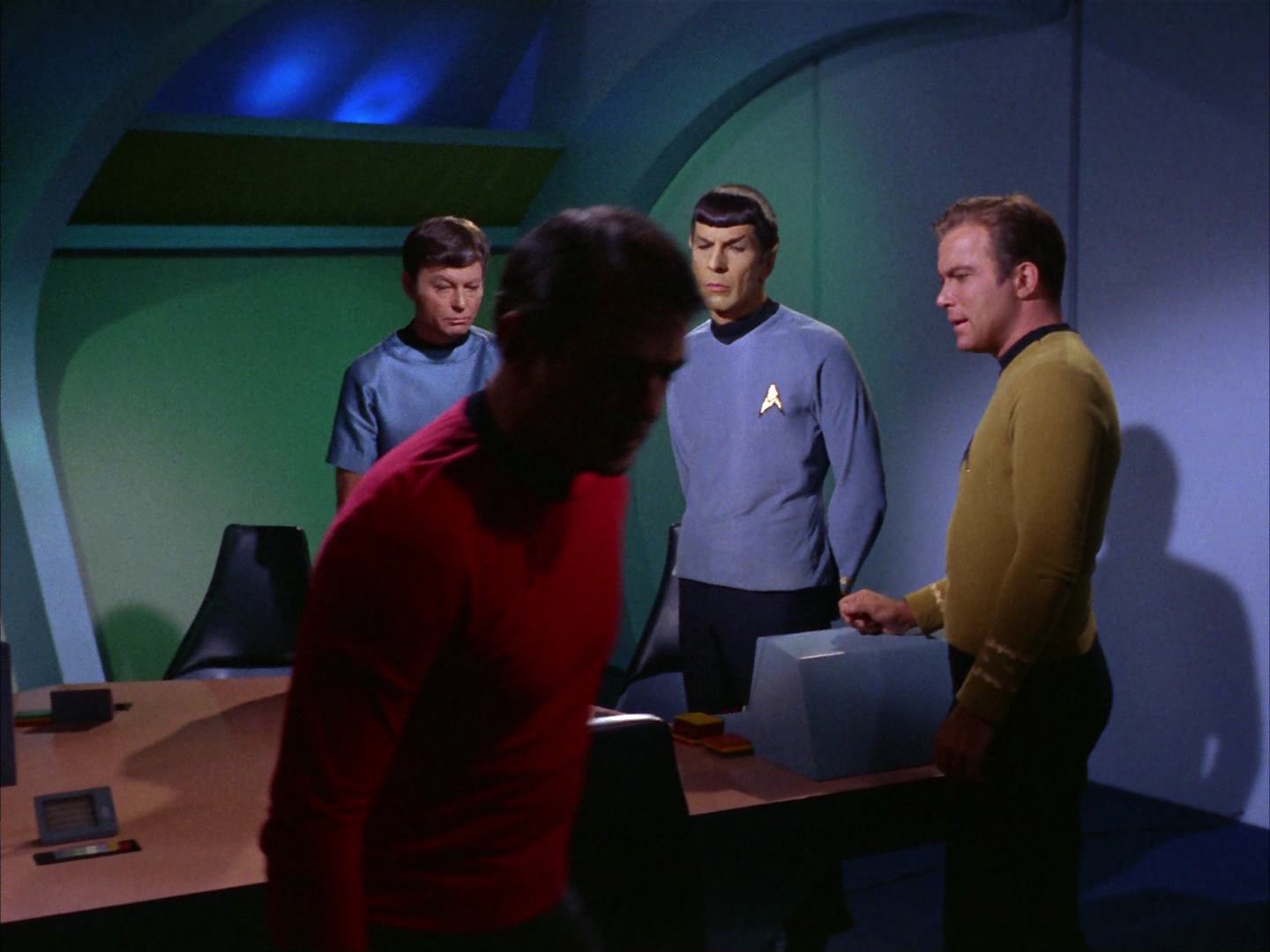 ariane179254_StarTrek_2x13_Obsession_2381.jpg