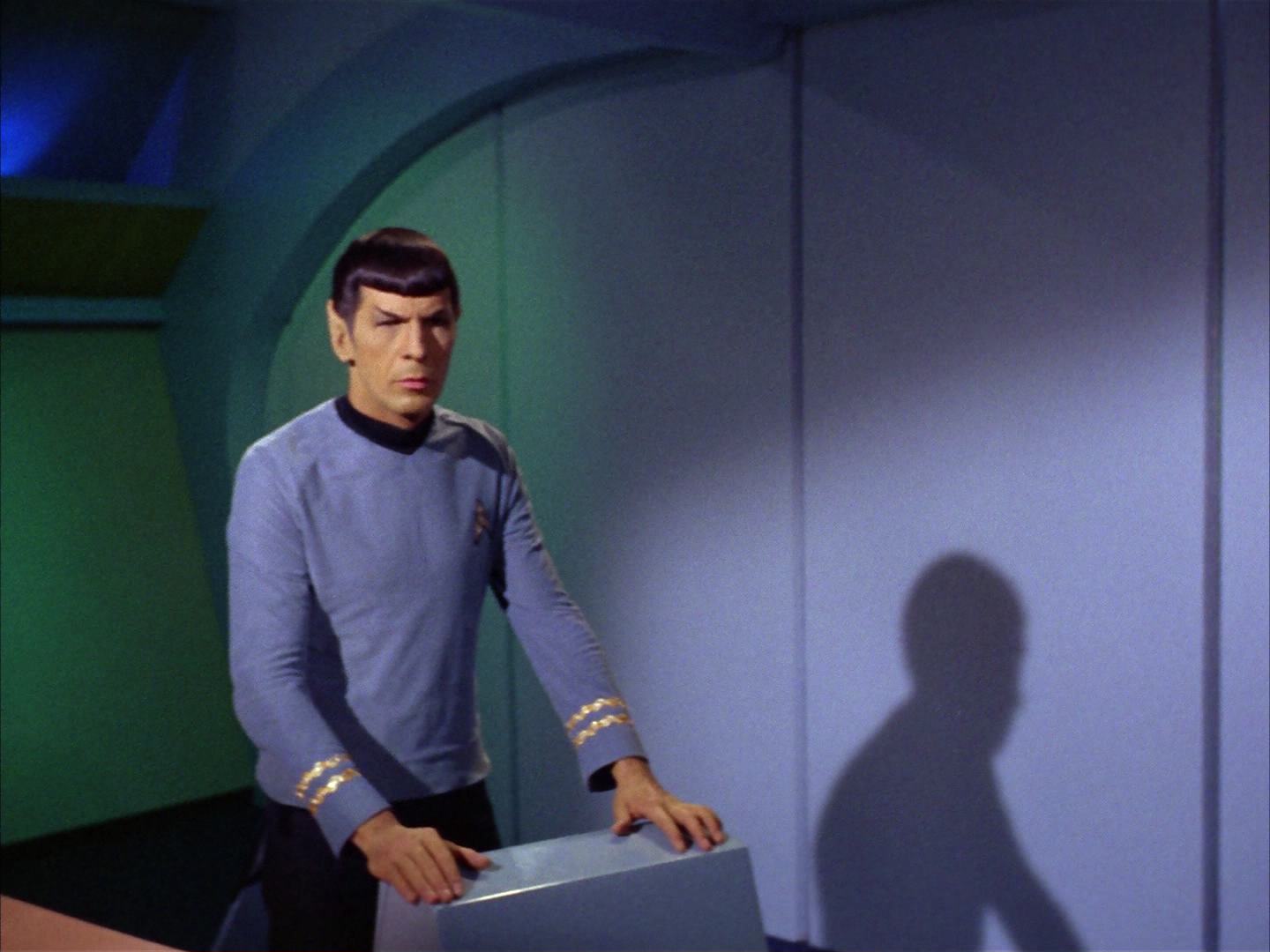ariane179254_StarTrek_2x13_Obsession_2439.jpg