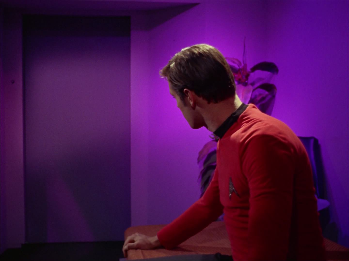 ariane179254_StarTrek_2x13_Obsession_2451.jpg