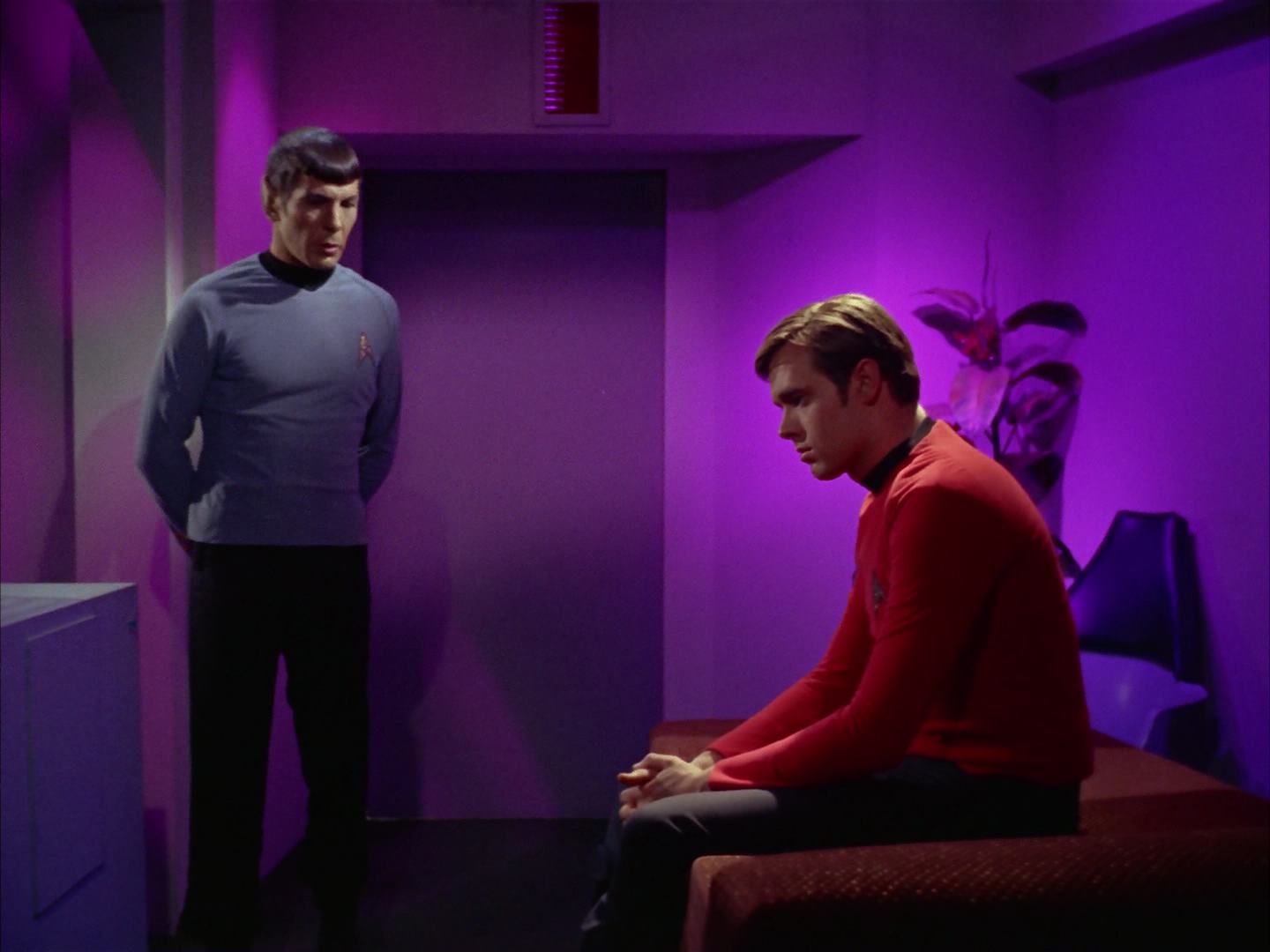 ariane179254_StarTrek_2x13_Obsession_2474.jpg