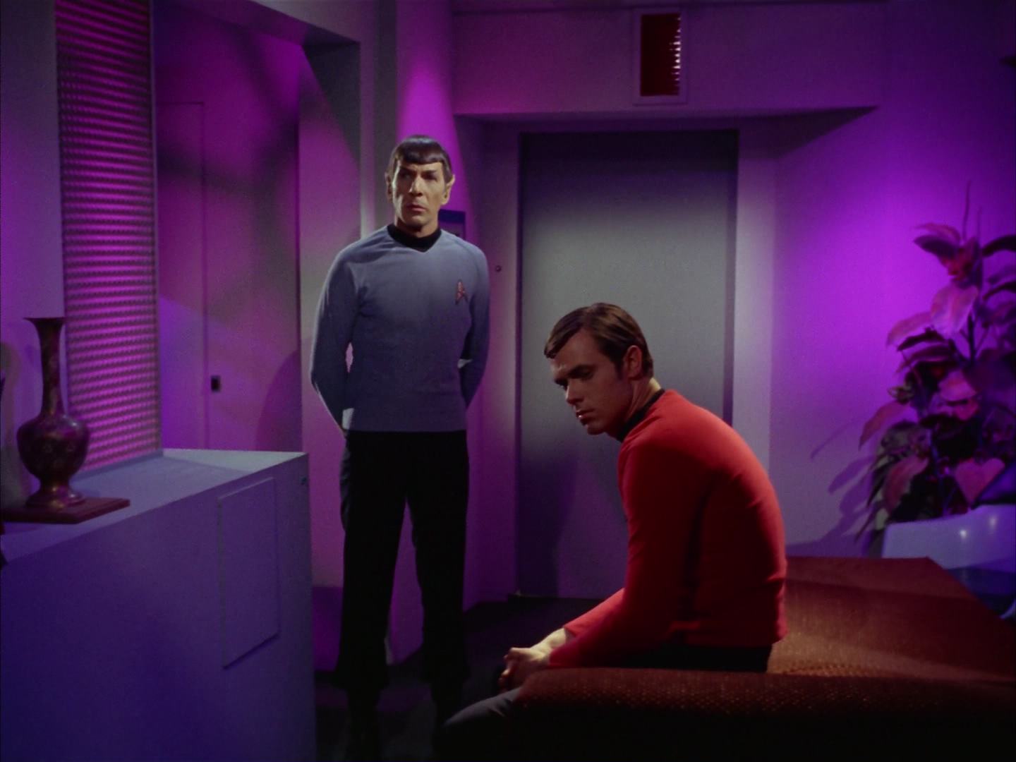 ariane179254_StarTrek_2x13_Obsession_2532.jpg