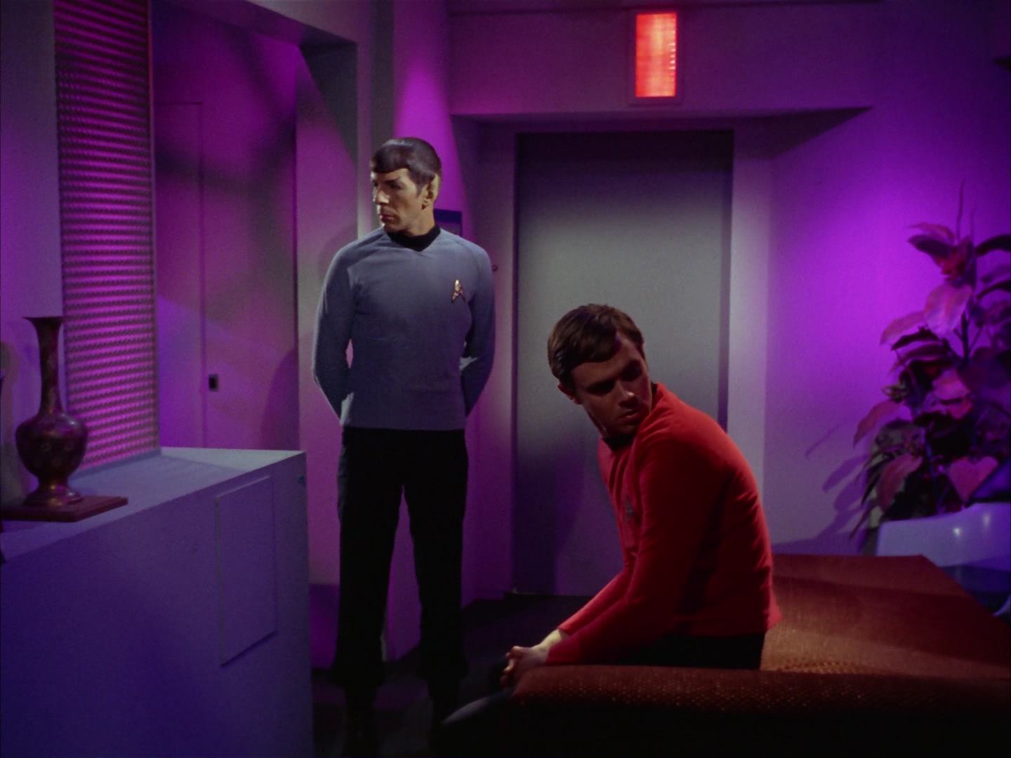 ariane179254_StarTrek_2x13_Obsession_2533.jpg