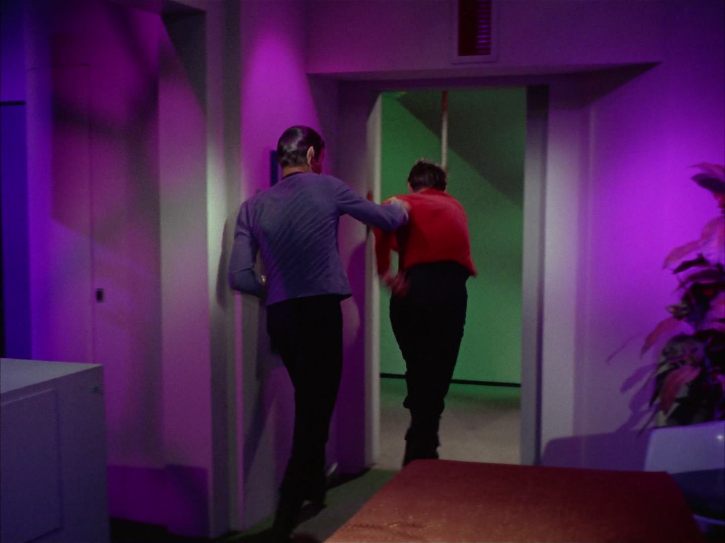 ariane179254_StarTrek_2x13_Obsession_2537.jpg