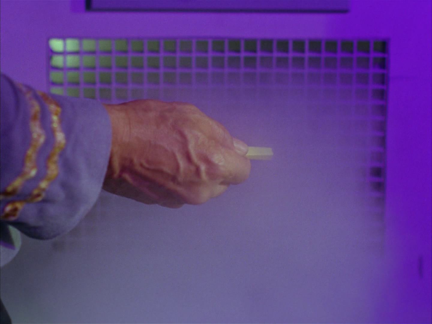 ariane179254_StarTrek_2x13_Obsession_2544.jpg